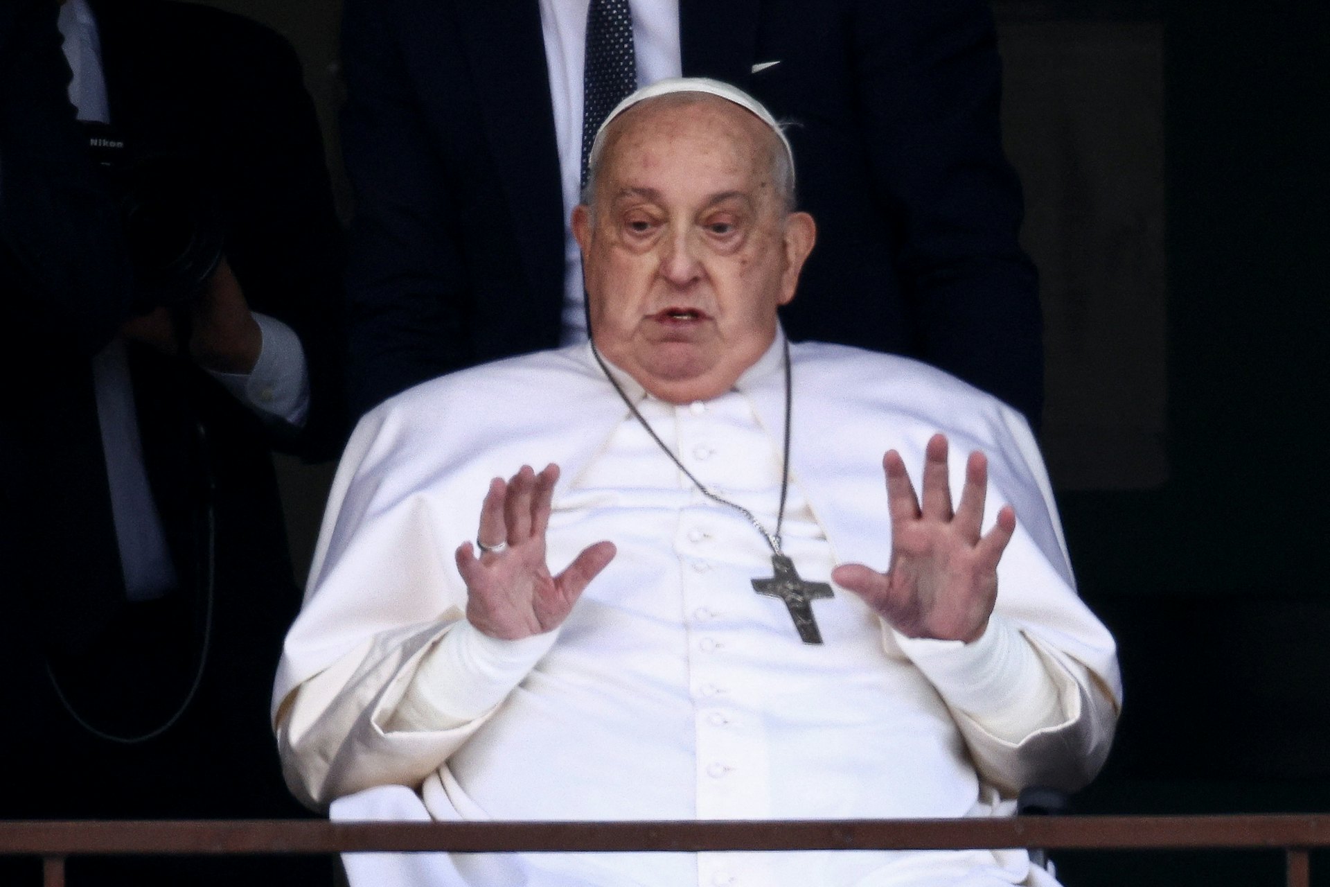 2025年3月23日,教宗方濟各(Pope Francis)在意大利羅馬的Gemelli醫院出院當天,乃五周來首次公開露面時向大家揮手致意。(Reuters) 2025年3月23日,教宗方濟各(Pope Francis)在意大利羅馬的Gemelli醫院出院當天,乃五周來首次公開露面時向大家揮手致意。(Reuters)