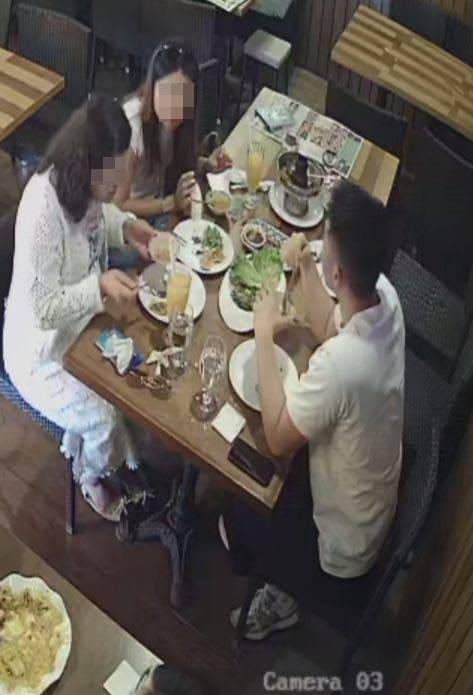 一家四口在店內用膳。（網上圖片）