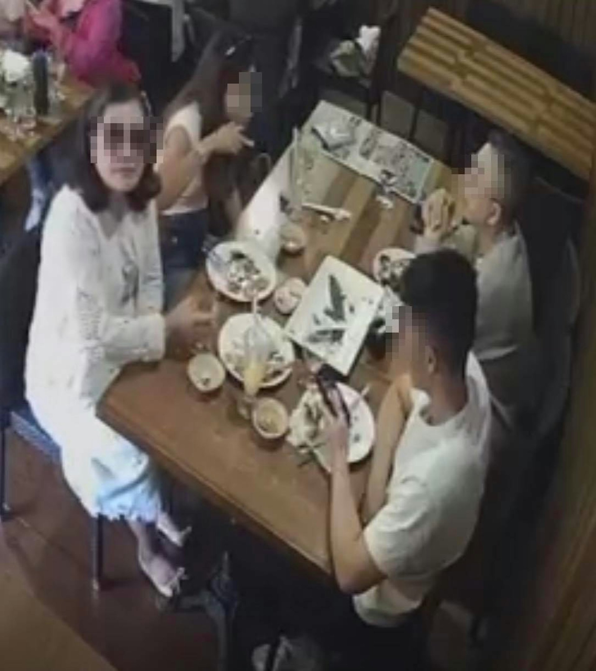 一家四口在店內用膳。(網上圖片)