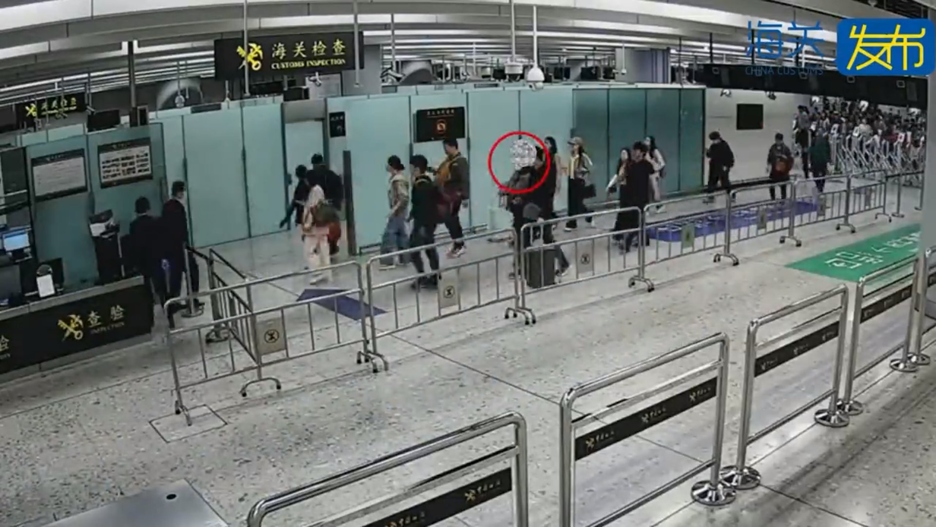 女子經西九龍入境內地。(海關發布) 女子經西九龍入境內地。(海關發布)