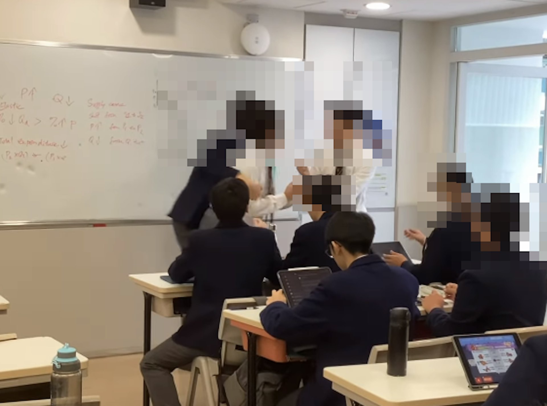 近日有人在網上傳出兩名男學生在課室内打鬥片段,聖保羅書院證實事件發生於今年2月。(IG截圖) 近日有人在網上傳出兩名男學生在課室内打鬥片段,聖保羅書院證實事件發生於今年2月。(IG截圖)