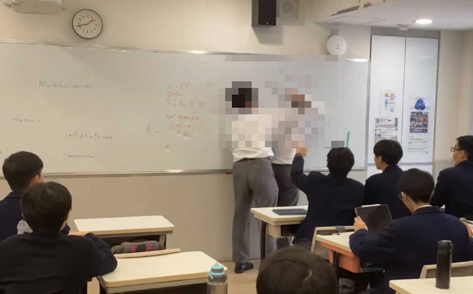 近日有人在網上傳出兩名男學生在課室内打鬥片段,聖保羅書院證實事件發生於今年2月。(IG截圖) 近日有人在網上傳出兩名男學生在課室内打鬥片段,聖保羅書院證實事件發生於今年2月。(IG截圖)