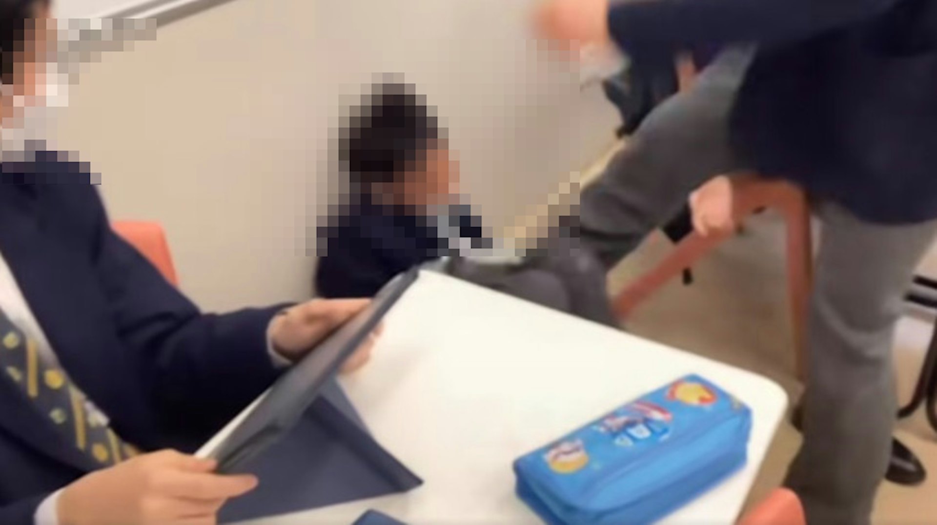 另外一條近日流傳的片段,同樣見到兩名學生室内打鬥,其中一人被打至倒地,聖保羅書院證實事件發生於兩年前。(網上圖片) 另外一條近日流傳的片段,同樣見到兩名學生室内打鬥,其中一人被打至倒地,聖保羅書院證實事件發生於兩年前。(網上圖片)