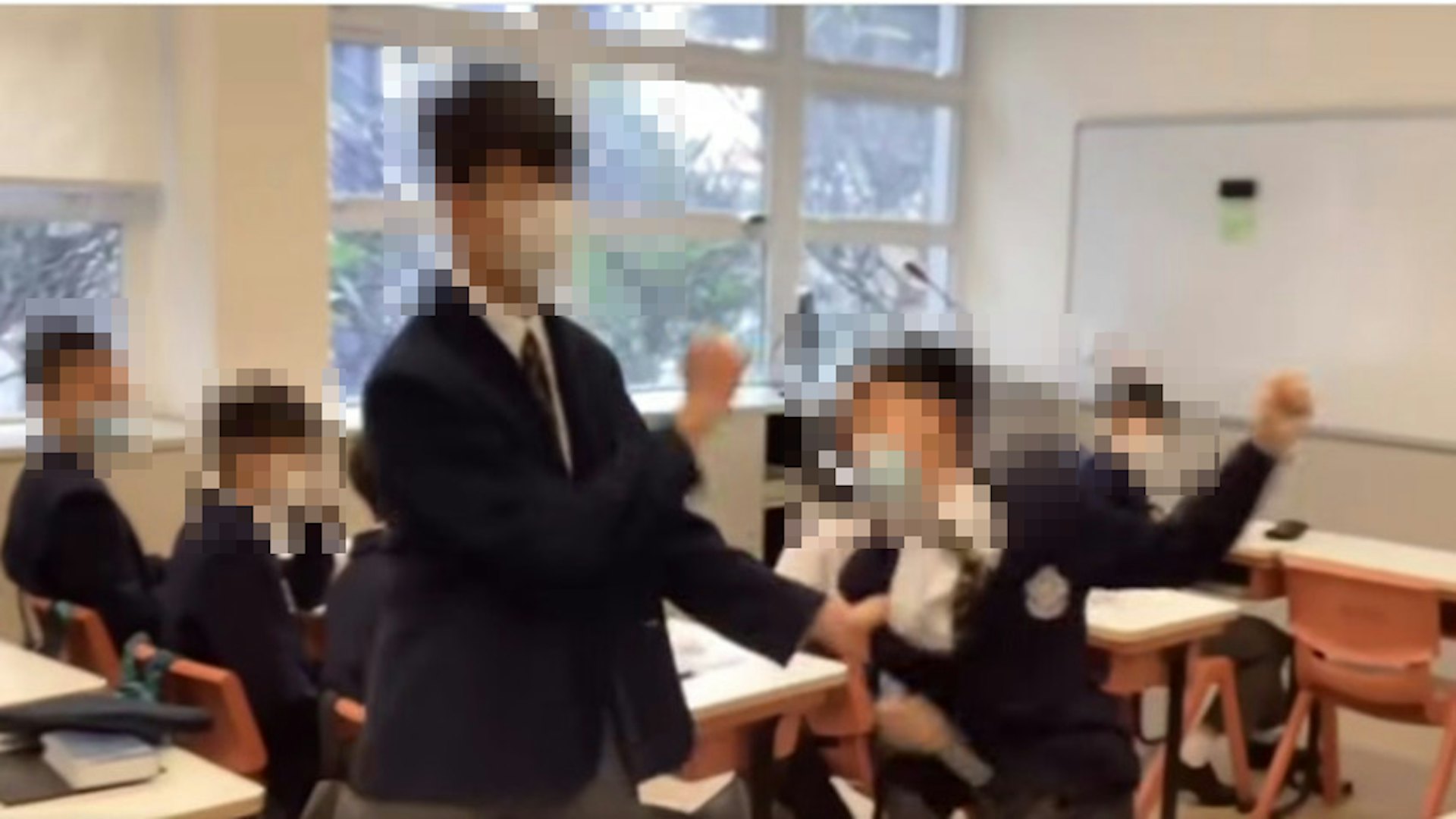 另外一條近日流傳的片段,同樣見到兩名學生室内打鬥,其中一人被打至倒地,聖保羅書院證實事件發生於兩年前。(網上圖片 另外一條近日流傳的片段,同樣見到兩名學生室内打鬥,其中一人被打至倒地,聖保羅書院證實事件發生於兩年前。(網上圖片