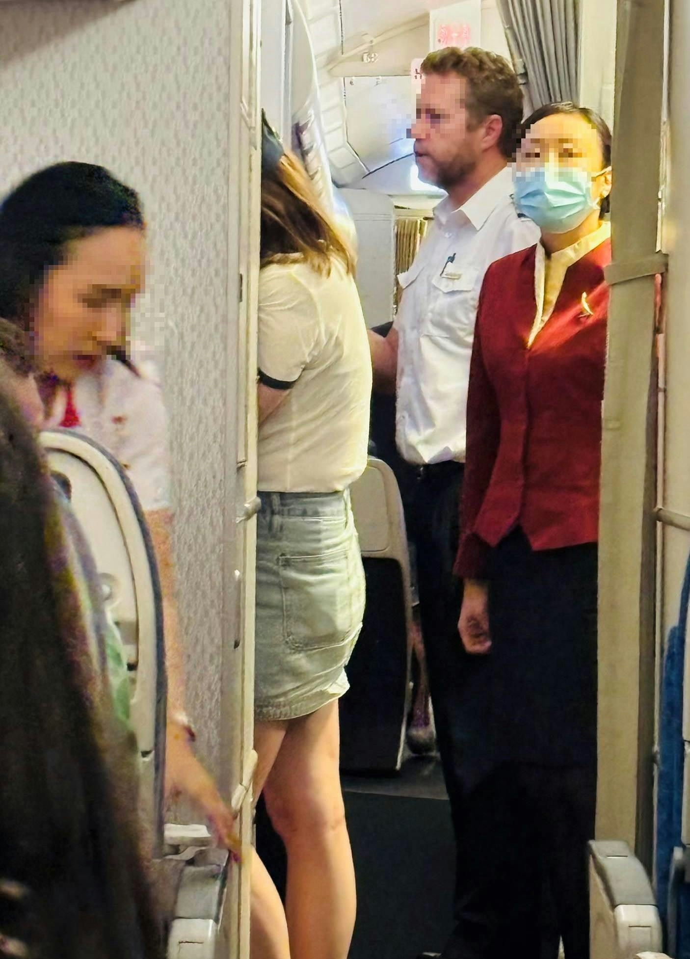 國泰航空證實3月23日傍晚7時40分菲律賓馬尼拉出發前往香港的CX902航班，一名女乘客（左二)在機上主動要求下機，導致航班延遲起飛。（MC Hugo上戴至Facebook專頁香港交通及突發事故報料區)