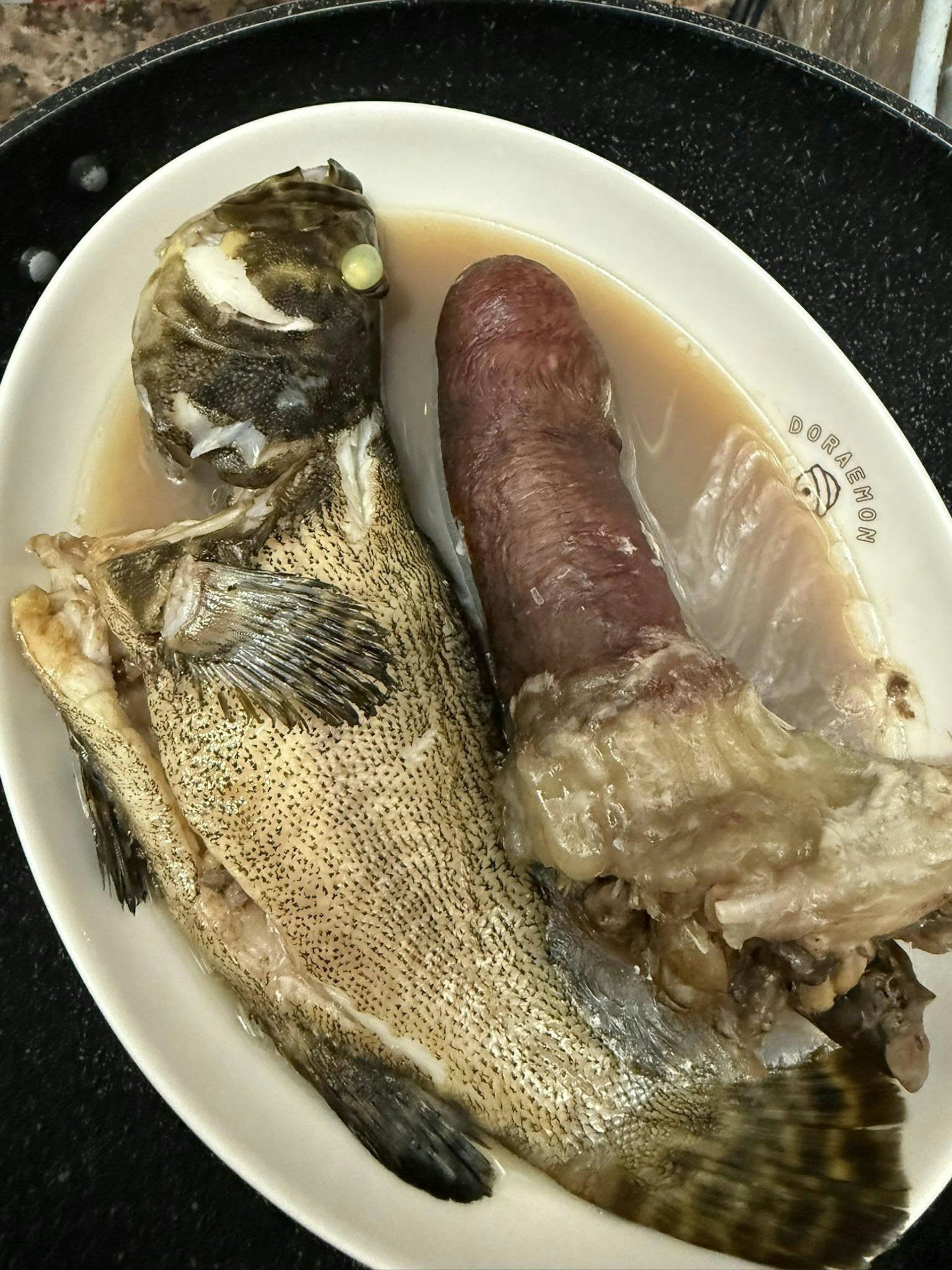 有港女於網上發文分享,日前在街市買魚時,魚檔姨姨送了1條狀似男性生殖器官的物體給她,「話係好嘢嚟」。(fb群組「香港街市魚類海鮮研究社」圖片) 有港女於網上發文分享,日前在街市買魚時,魚檔姨姨送了1條狀似男性生殖器官的物體給她,「話係好嘢嚟」。(fb群組「香港街市魚類海鮮研究社」圖片)