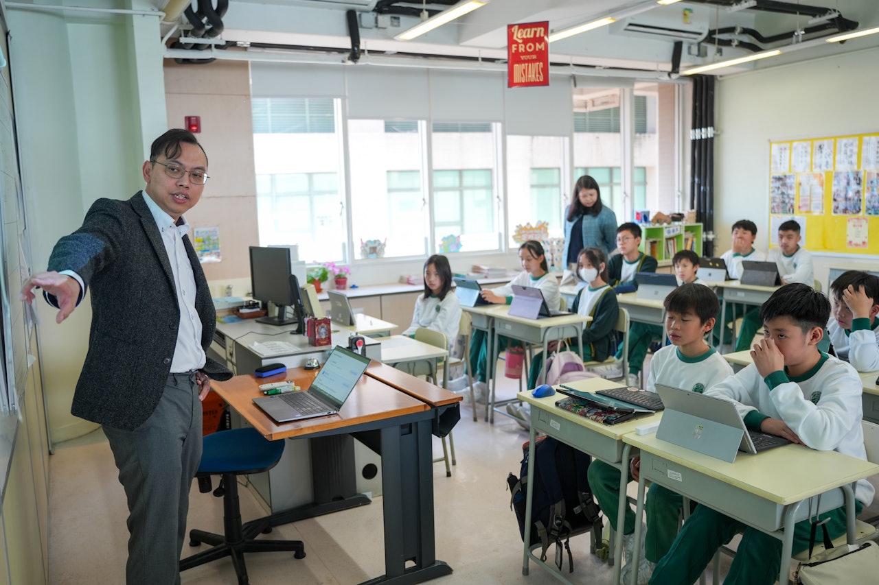 香港教育大學賽馬會小學副校長羅金源,將AI在課堂中變成智能助手。(黃浩謙攝) 香港教育大學賽馬會小學副校長羅金源,將AI在課堂中變成智能助手。(黃浩謙攝)