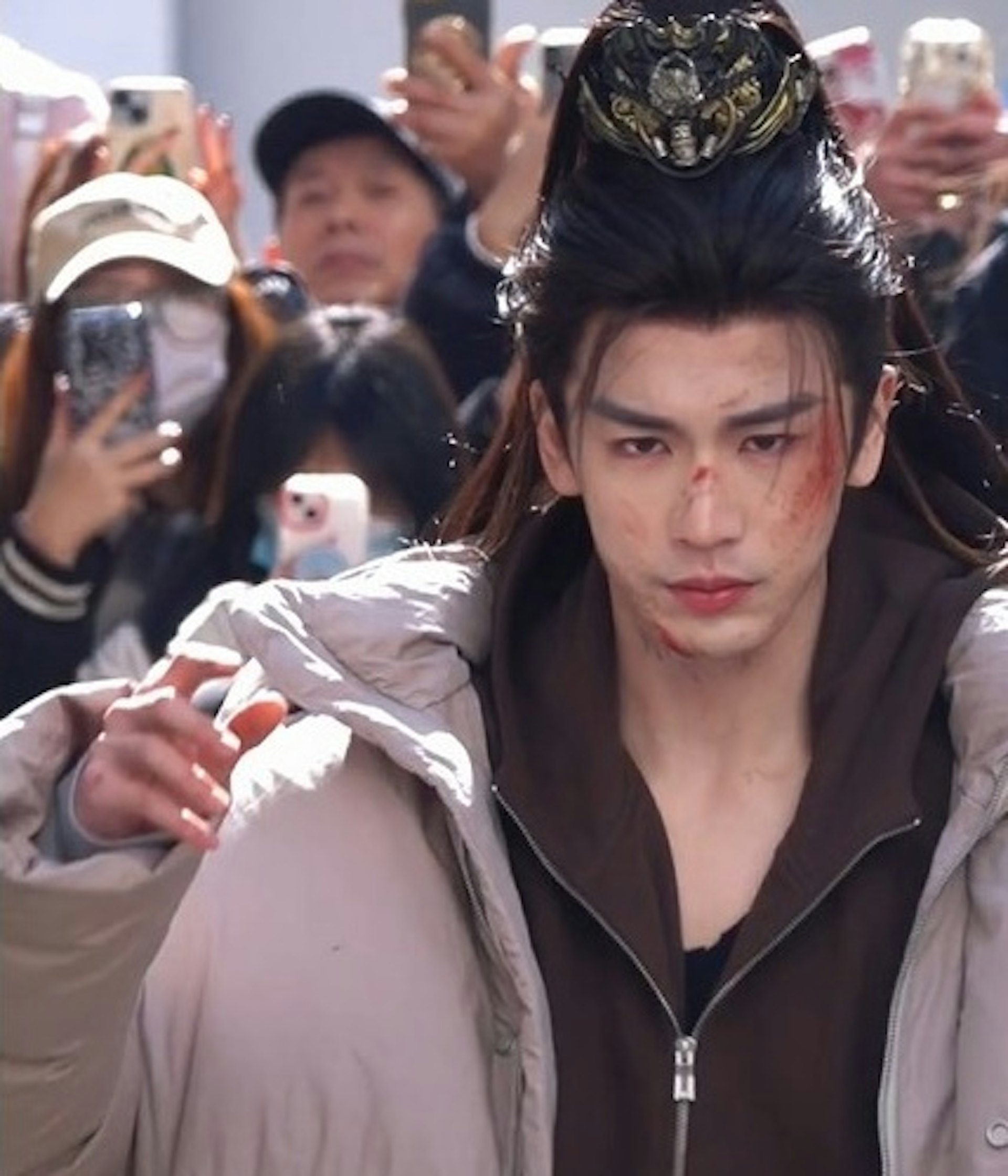 张凌赫正忙于拍摄《逐玉》。 (微博图片) 张凌赫正忙于拍摄《逐玉》。 (微博图片)