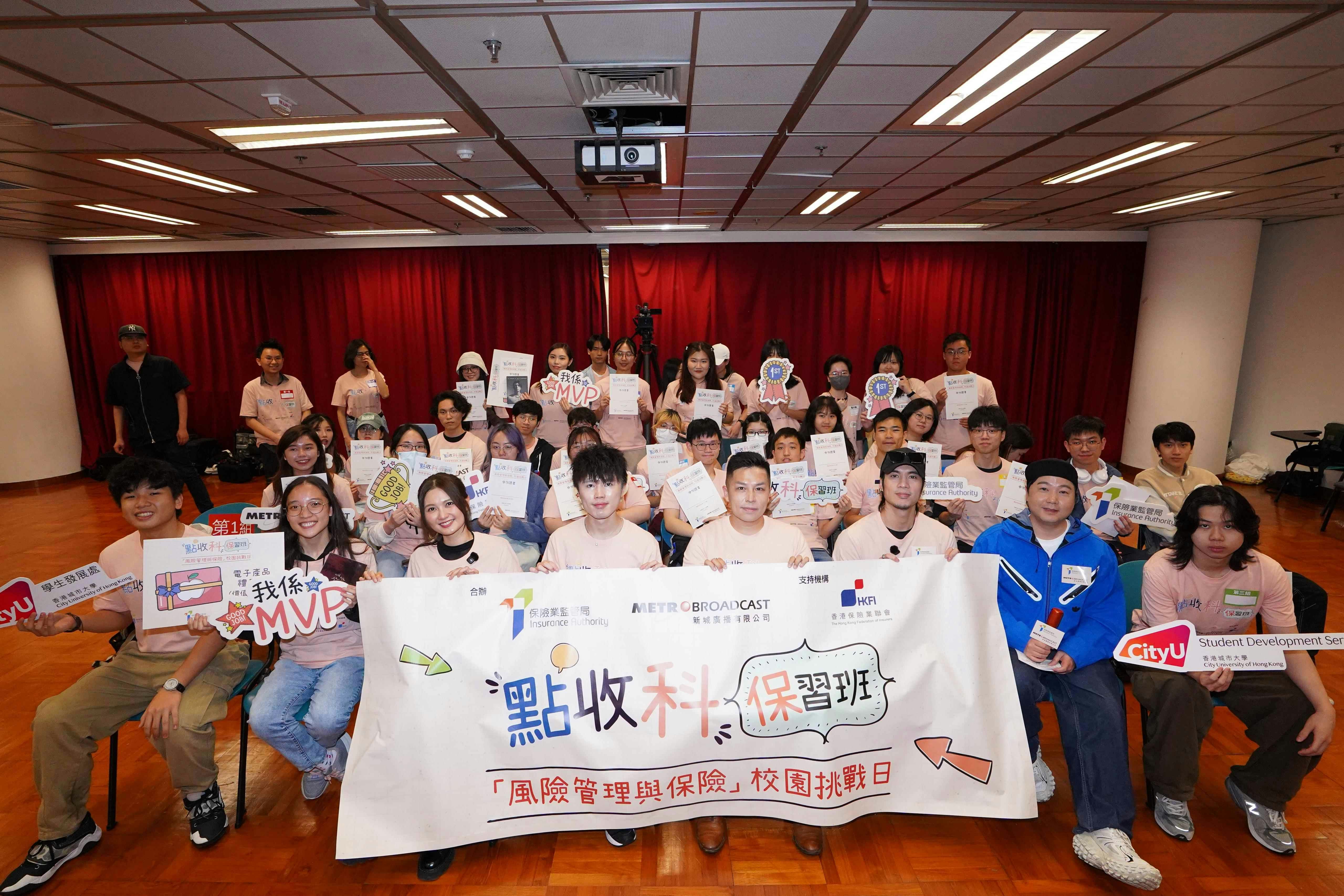 主持葉文輝、周殷廷、黃妍與同學們大合照。(公關提供)