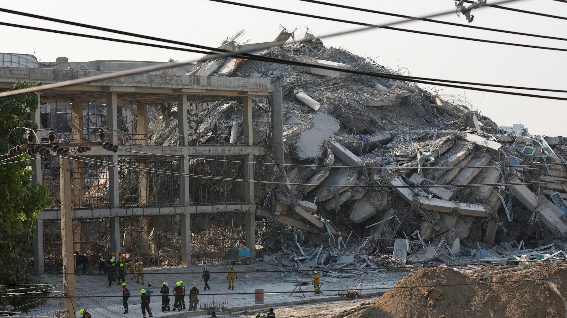 2025年3月28日緬甸發生大地震,泰國震感強烈,曼谷有建築物倒塌。圖為救援人員事後在現場進行救援工作。(Reuters) 2025年3月28日緬甸發生大地震,泰國震感強烈,曼谷有建築物倒塌。圖為救援人員事後在現場進行救援工作。(Reuters)
