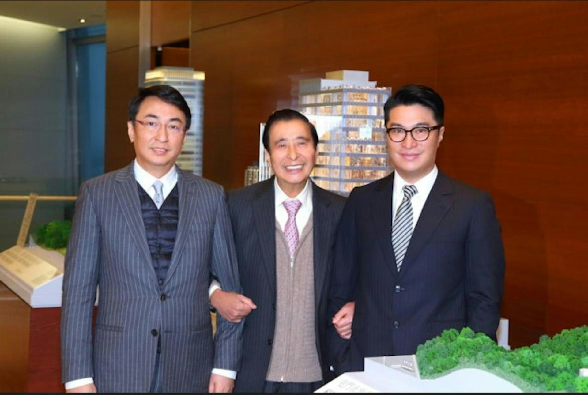 恒基地产创办人李兆基(中)育有两子三女,李家杰(左)及李家诚(右)分别接掌恒基商业王国。 (恒基提供图片)