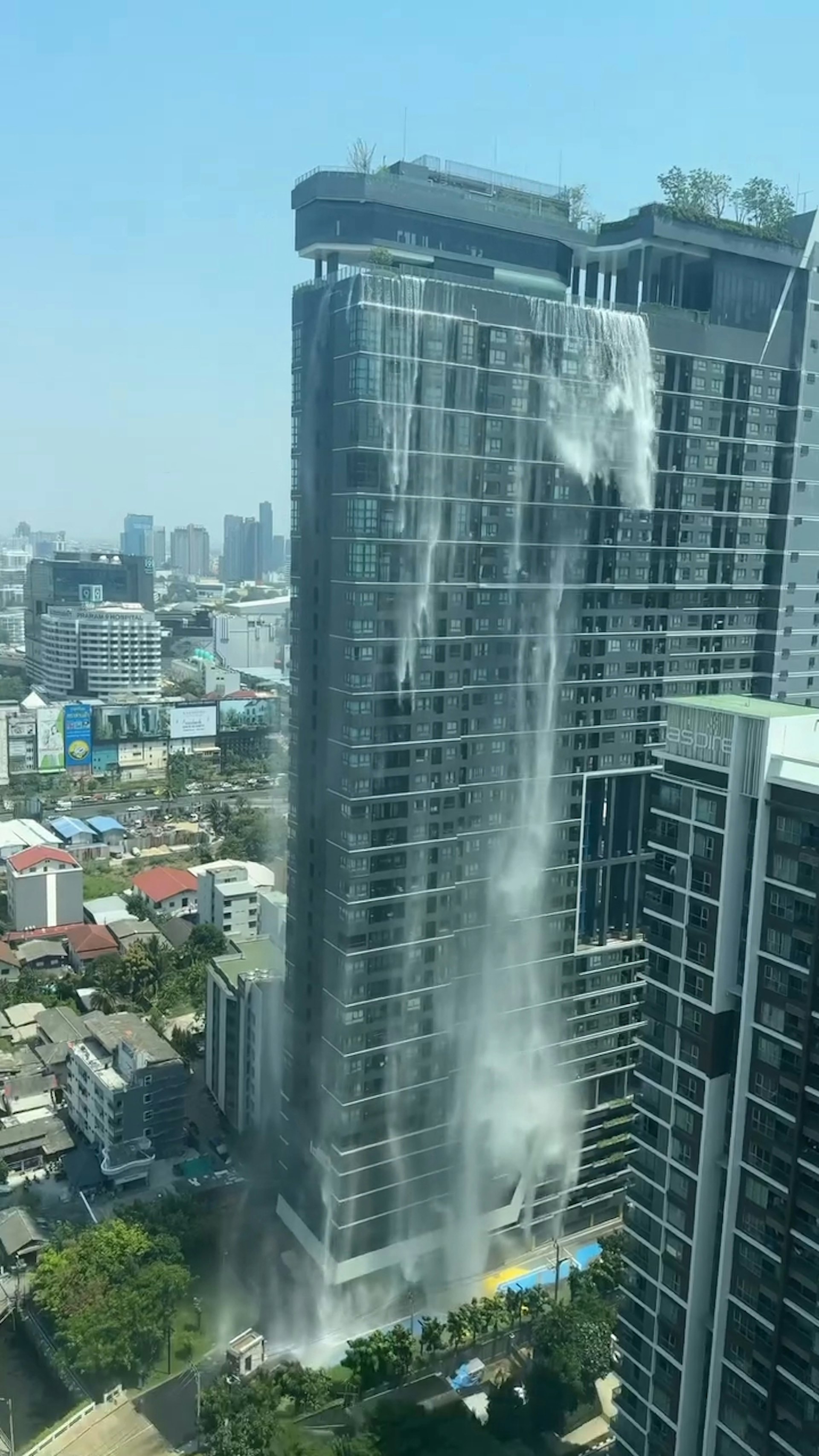 泰國曼谷因緬甸地震而受災,有網民拍攝到曼谷Life Asoke-Rama 9大廈天台的泳池,有大量池水在地震中溢出,Yoyo表示,該大廈正是她居住的大廈,事發時她亦身在家中。(fb/กณิศนันท์ พรอัจฉริยพณิช) 泰國曼谷因緬甸地震而受災,有網民拍攝到曼谷Life Asoke-Rama 9大廈天台的泳池,有大量池水在地震中溢出,Yoyo表示,該大廈正是她居住的大廈,事發時她亦身在家中。(fb/กณิศนันท์ พรอัจฉริยพณิช)