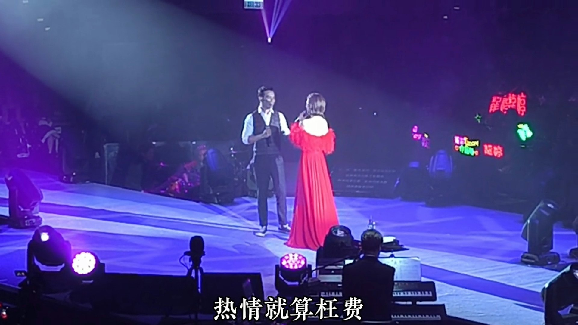 李國祥曾於2023年與龍婷在《星夢交響慈善音樂會》中合唱《總有你鼓勵》。(抖音截圖) 李國祥曾於2023年與龍婷在《星夢交響慈善音樂會》中合唱《總有你鼓勵》。(抖音截圖)
