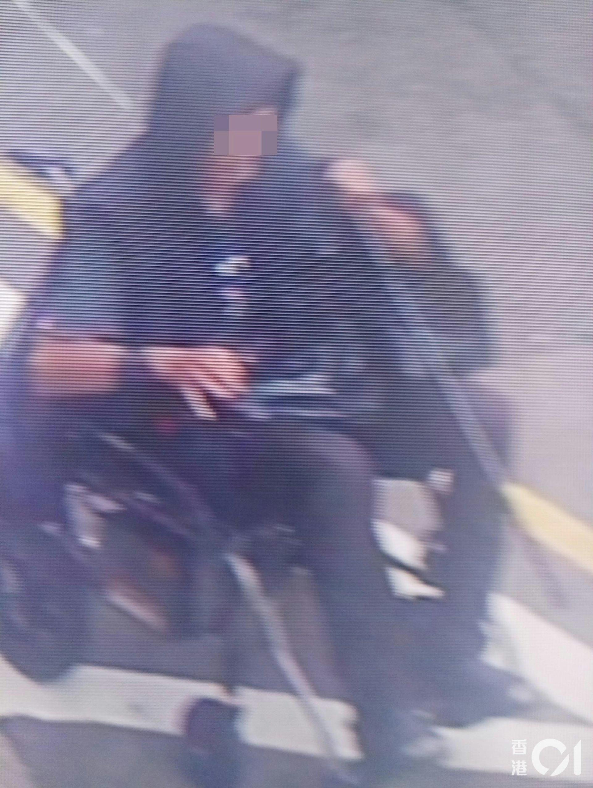 男賊偷走電動輪椅後當眾「試新車」。(facebook群組「深水埗區街坊會」圖片)