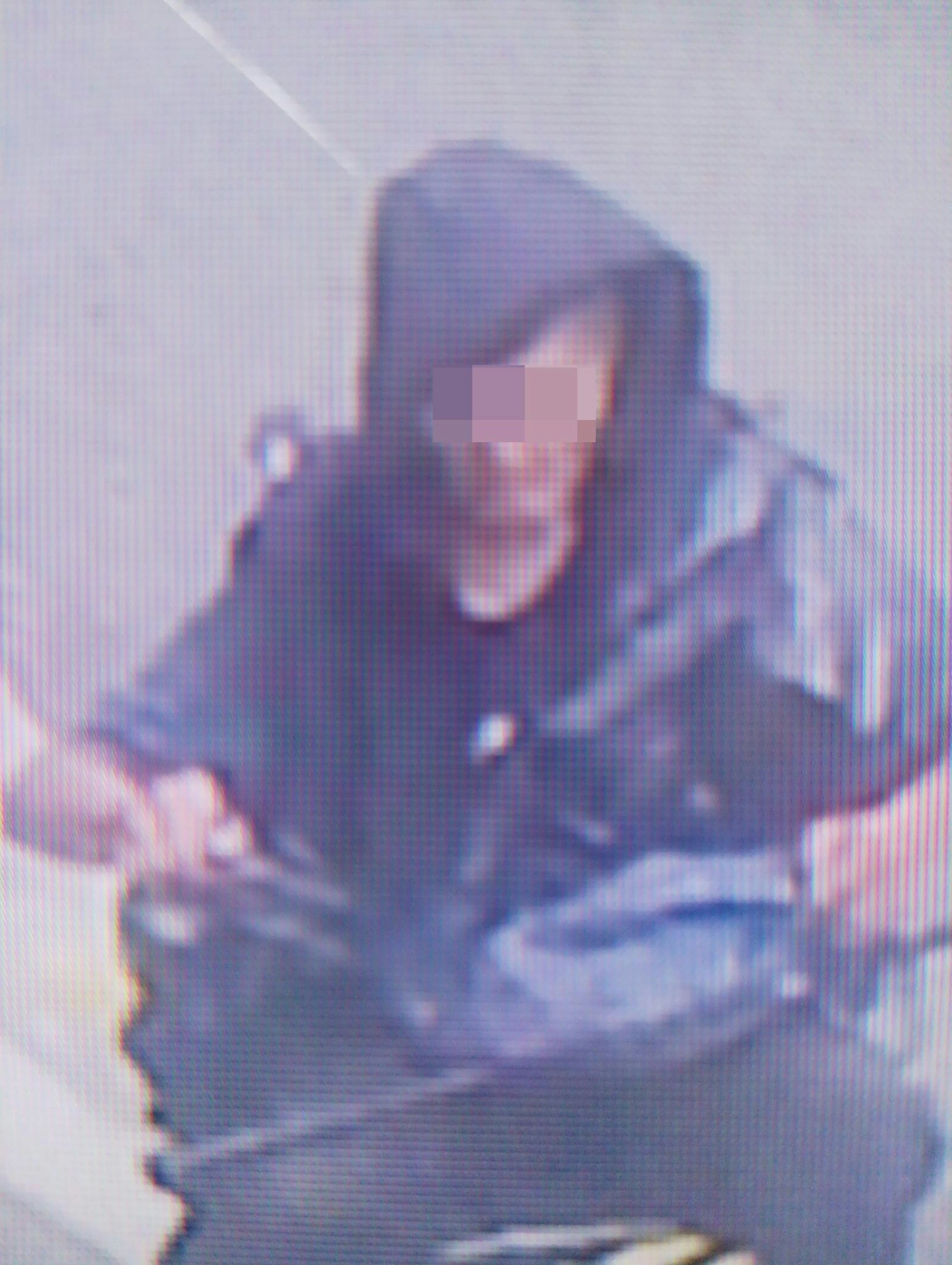 男賊偷走電動輪椅後當眾「試新車」。(facebook群組「深水埗區街坊會」圖片)