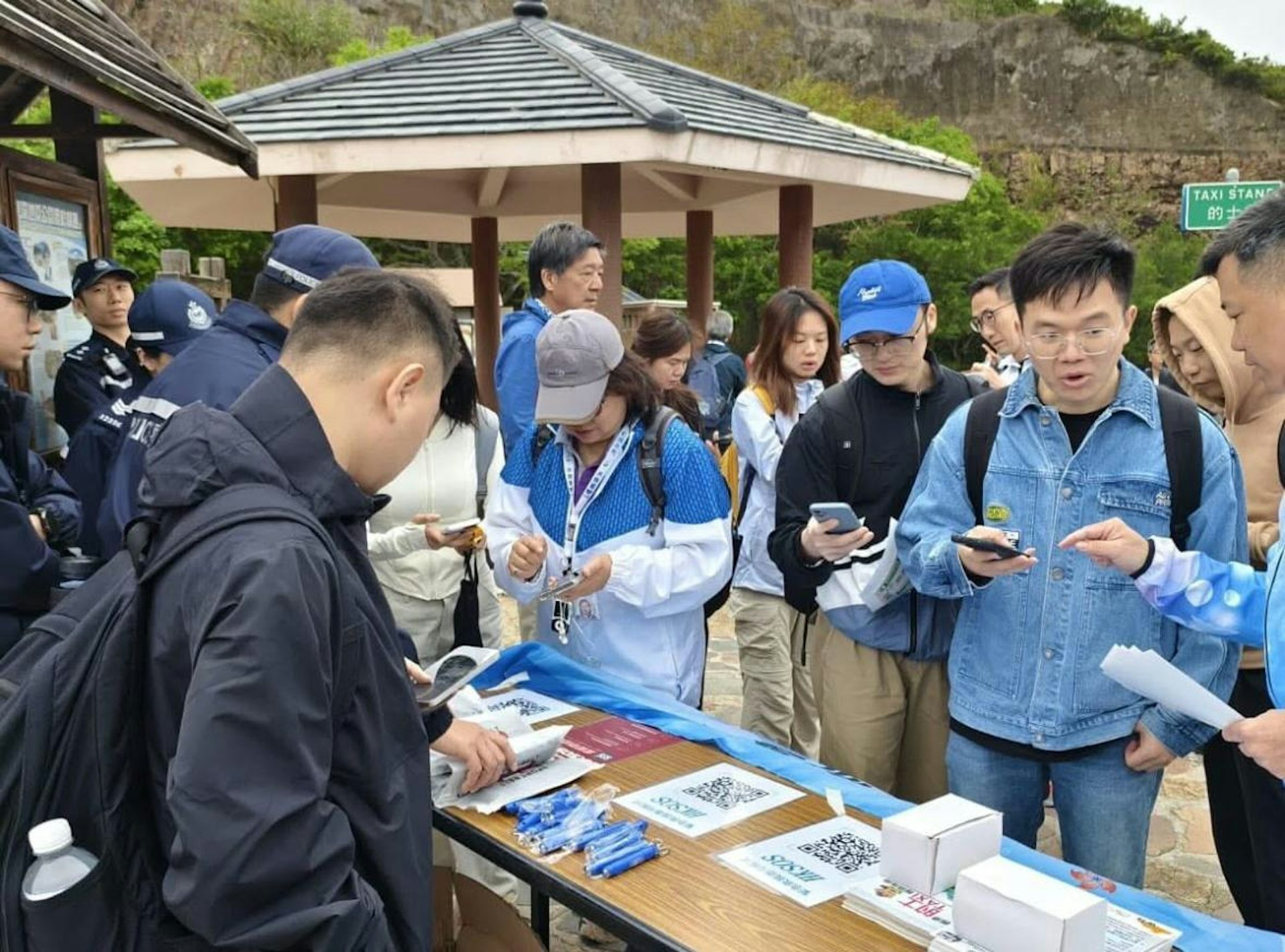圖為方國珊向遊客及行山人士宣傳,籲於非假日分流參觀西貢北潭涌郊野公園、世界國家級地質公園、東壩一帶,並與的士、小巴司機溝通,加強教育在郊野公園內的駕駛安全。(方國珊議員提供圖片) 圖為方國珊向遊客及行山人士宣傳,籲於非假日分流參觀西貢北潭涌郊野公園、世界國家級地質公園、東壩一帶,並與的士、小巴司機溝通,加強教育在郊野公園內的駕駛安全。(方國珊議員提供圖片)