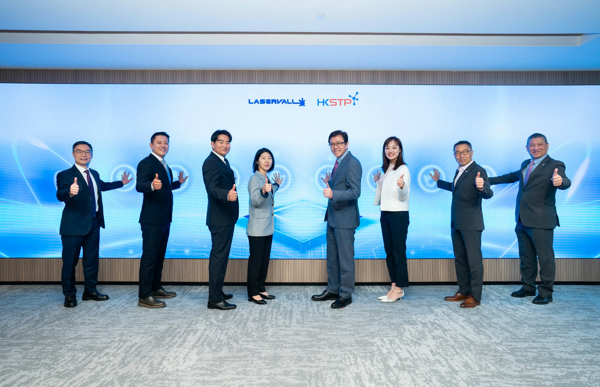 (左起)Laservall首席財務長陳家輝、Laservall首席執行長Andrew Kim、Laservall董事長James Kang、韓國駐香港總領事館 領事/商務官李在蓮、創新科技及工業局局長孫東教授、創新科技及工業局副局長張曼莉、香港科技園公司行政總裁黃克強、香港科技園公司創新製造高級總監黃家裕 (左起)Laservall首席財務長陳家輝、Laservall首席執行長Andrew Kim、Laservall董事長James Kang、韓國駐香港總領事館 領事/商務官李在蓮、創新科技及工業局局長孫東教授、創新科技及工業局副局長張曼莉、香港科技園公司行政總裁黃克強、香港科技園公司創新製造高級總監黃家裕