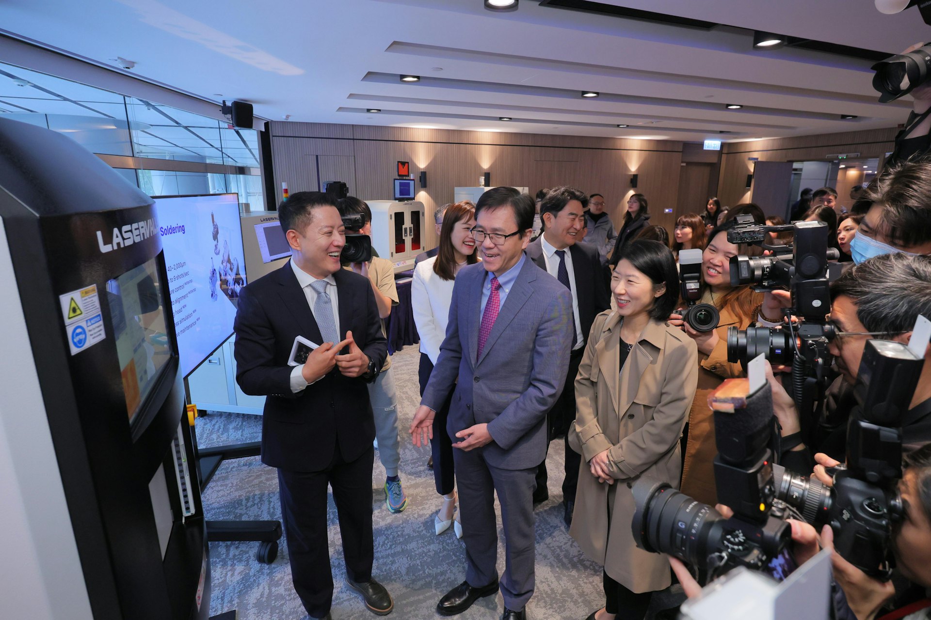 孫東教授(右二)形容Laservall在科技園擴展業務,完美示範如何利用香港作為「超級聯繫人」和「超級增值人」的獨特角色。 孫東教授(右二)形容Laservall在科技園擴展業務,完美示範如何利用香港作為「超級聯繫人」和「超級增值人」的獨特角色。