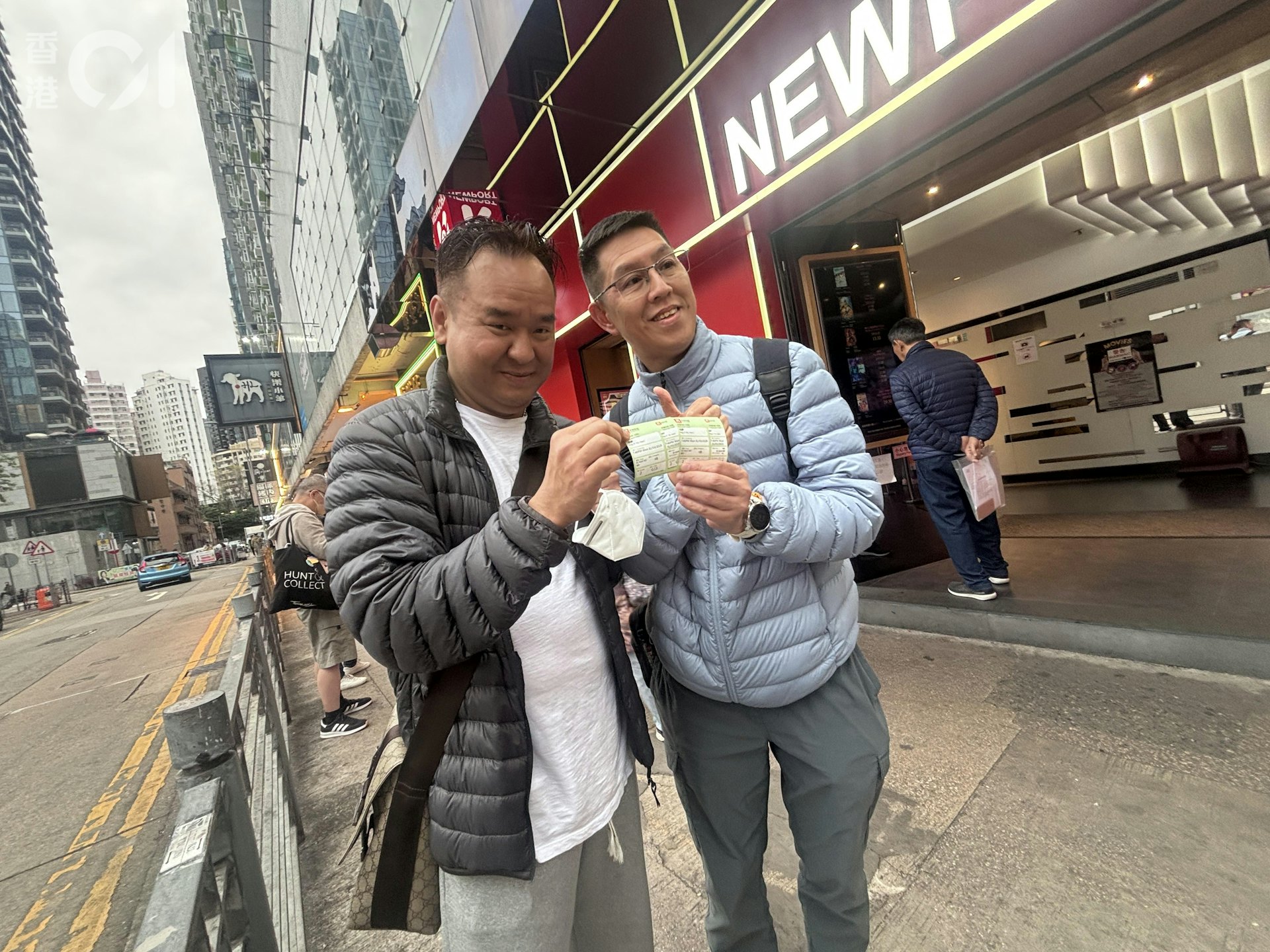 郭先生(左)及李先生特意到新寶戲院看戲留念,他們表示由舊戲院(金聲)看戲看到現時新寶結業,直言這裏是「一個美好的回憶」。(林子慰攝) 郭先生(左)及李先生特意到新寶戲院看戲留念,他們表示由舊戲院(金聲)看戲看到現時新寶結業,直言這裏是「一個美好的回憶」。(林子慰攝)