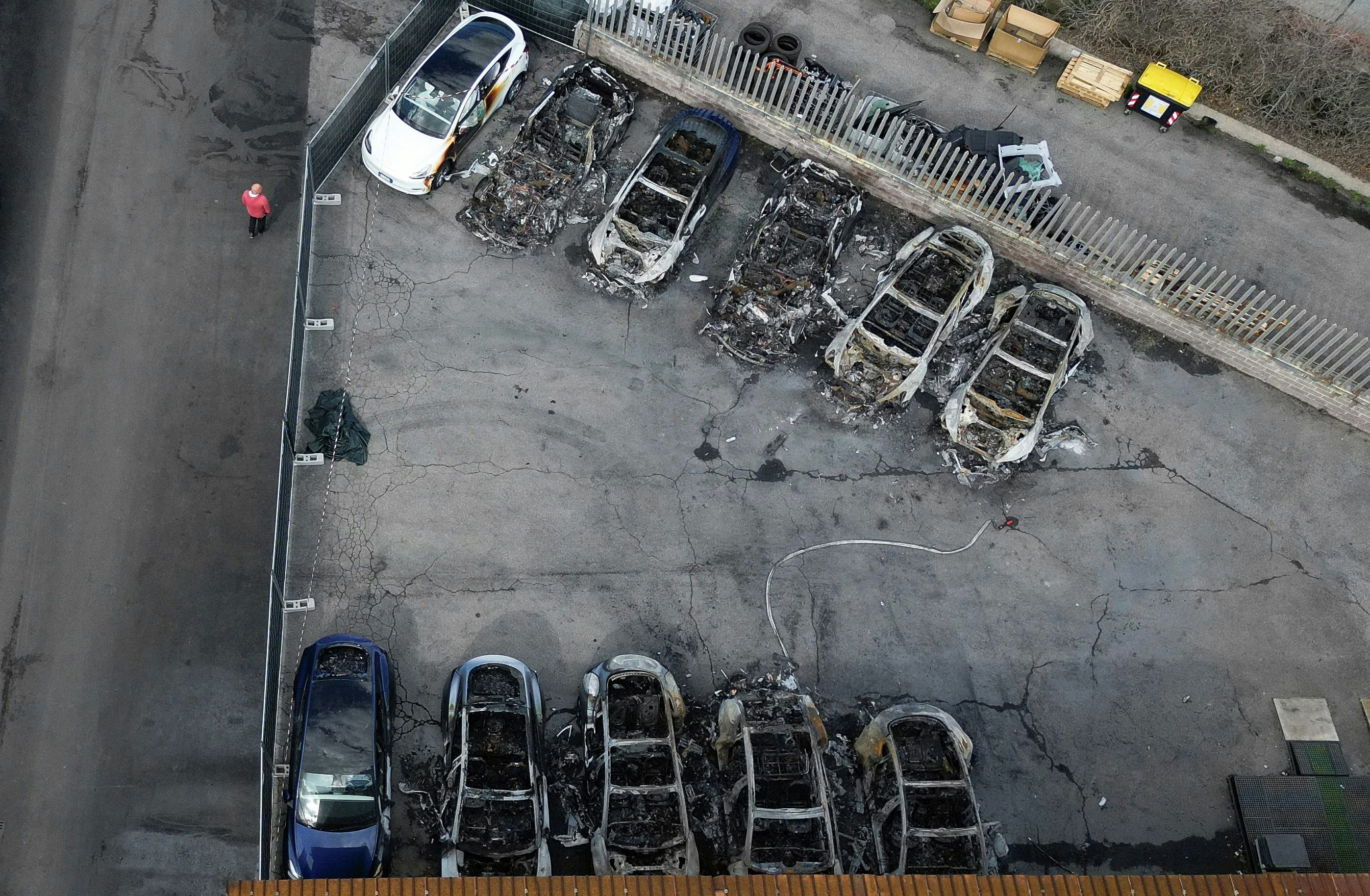意大利Tesla展廳火警17輛車被毀　或涉當地無政府主義示威