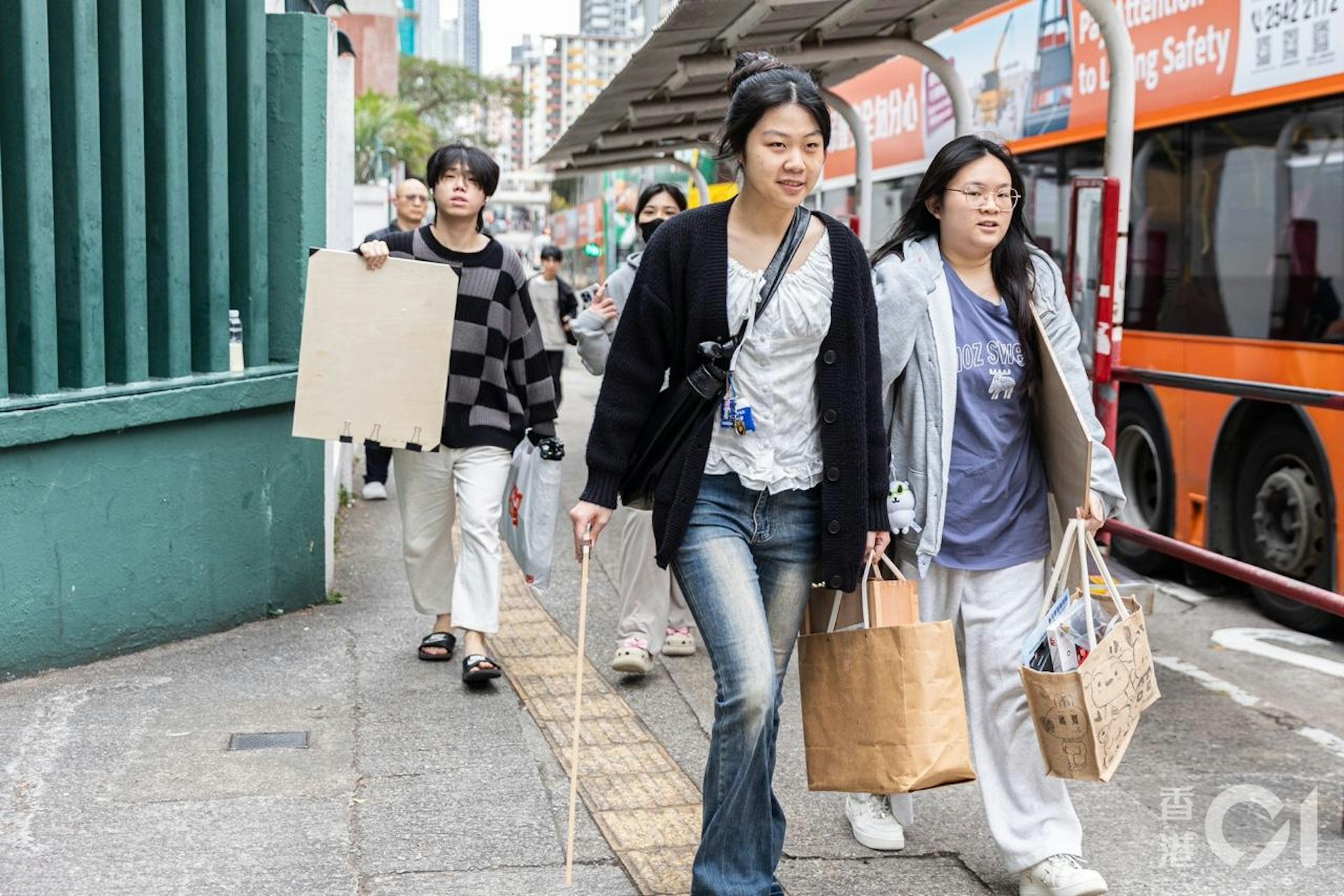 中學文憑試首科筆試、視覺藝術科今日(1日)開考,有近4000人應考。(梁鵬威攝) 中學文憑試首科筆試、視覺藝術科今日(1日)開考,有近4000人應考。(梁鵬威攝)