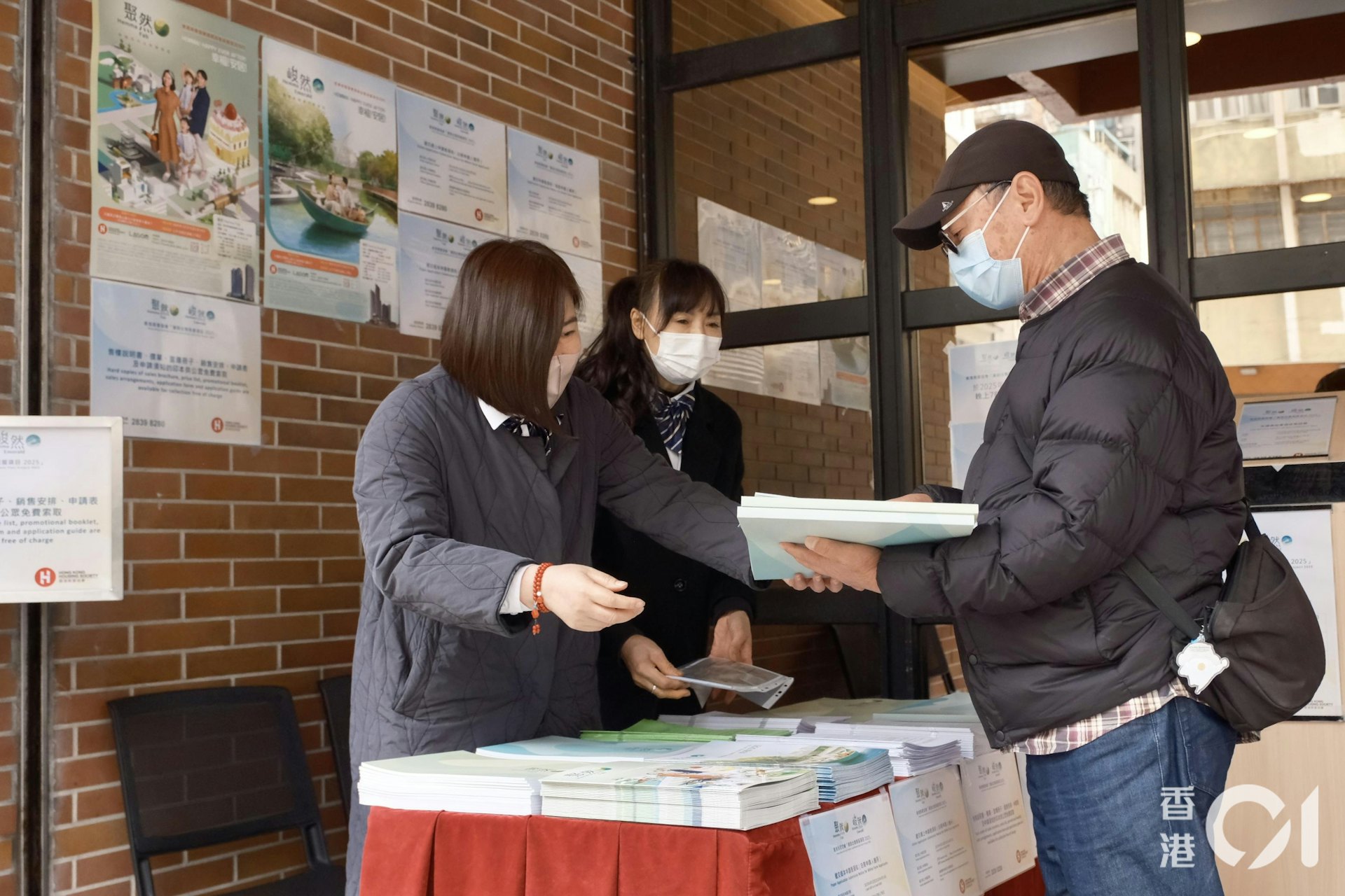 房協資助出售房屋「聚然」及「峻然」今日(1日)起接受申請,早上有市民到房協位於大坑的交表處遞交申請表。(盧翊銘攝) 房協資助出售房屋「聚然」及「峻然」今日(1日)起接受申請,早上有市民到房協位於大坑的交表處遞交申請表。(盧翊銘攝)