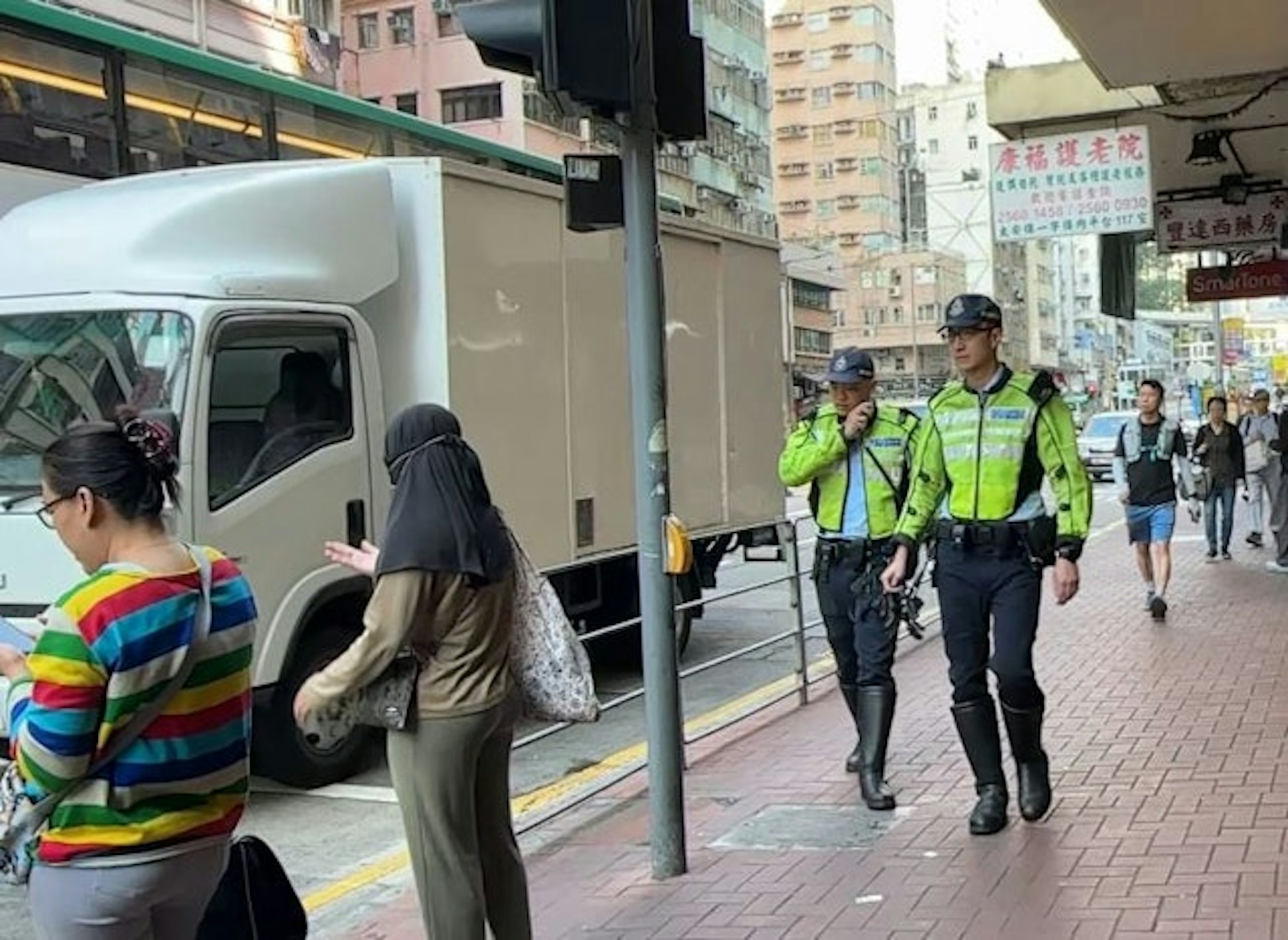 警方3月24日起舉行大型執法行動,打擊不專注駕駛及行人亂過馬路等違例事項,強調目標為保障市民寶貴生命。(資料圖片)