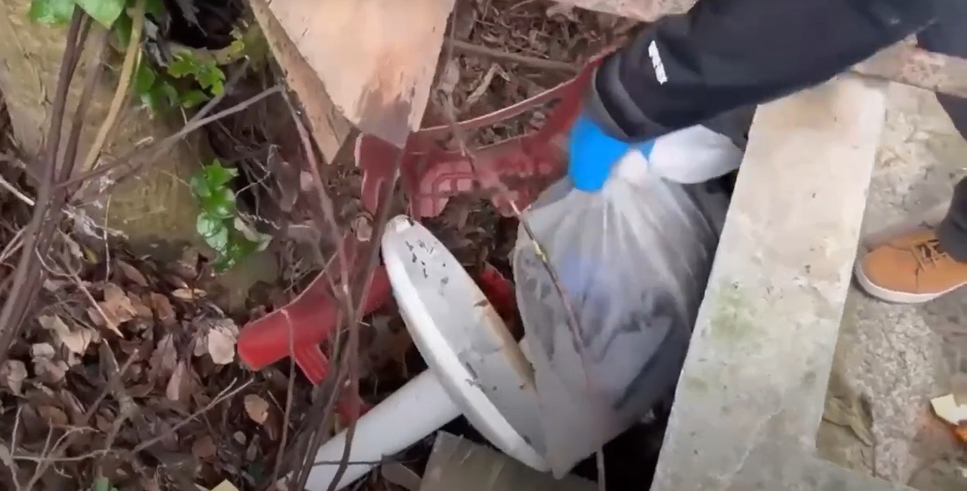 警員在山區邊溝內有發現。(網上影片截圖) 警員在山區邊溝內有發現。(網上影片截圖)