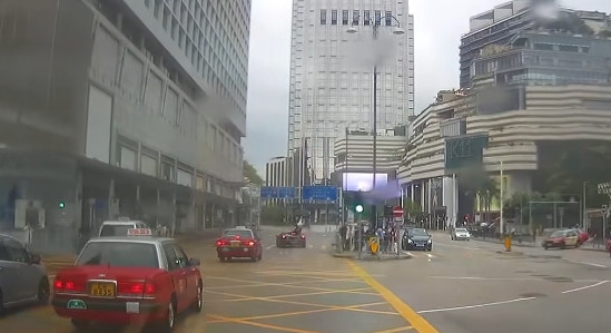 超跑向左扭軚嘗試避開，惟最終仍然撞飛女子。（車cam L（香港群組）/黎花田）