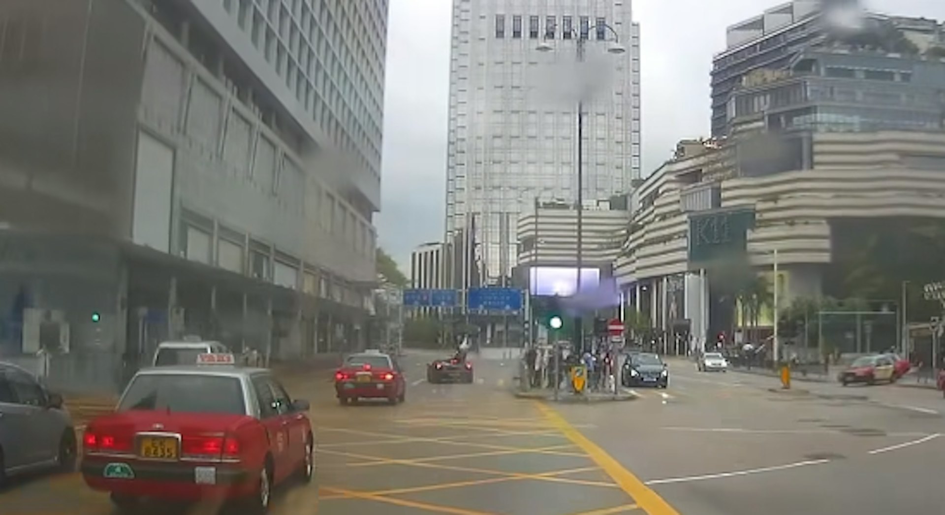 超跑向左扭軚嘗試避開,惟最終仍然撞飛女子。(車cam L(香港群組)/黎花田)