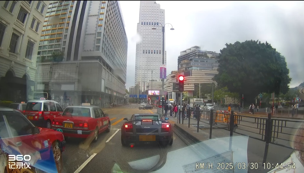 影片開首一輛林寶堅利超級跑車「細牛」停泊在尖沙咀香港半島酒店對開。