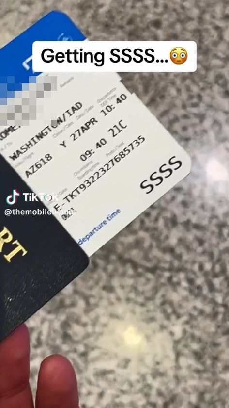 網友韋爾澤拉分享男友因登機證被印上了「SSSS」的代碼被迫在美國機場接受額外安檢。(TikTok影片截圖) 網友韋爾澤拉分享男友因登機證被印上了「SSSS」的代碼被迫在美國機場接受額外安檢。(TikTok影片截圖)