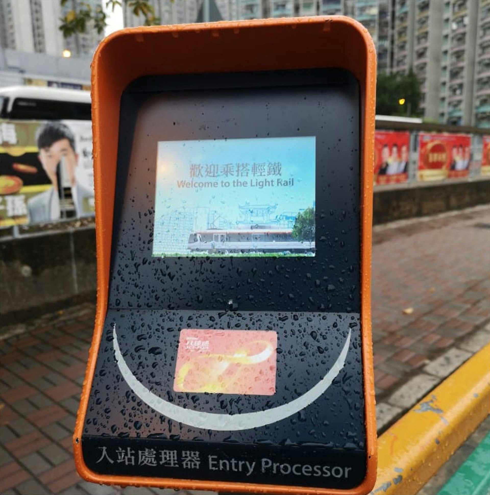 乘搭港鐵輕鐵緊記要拍卡支付車資。(資料圖片) 乘搭港鐵輕鐵緊記要拍卡支付車資。(資料圖片)