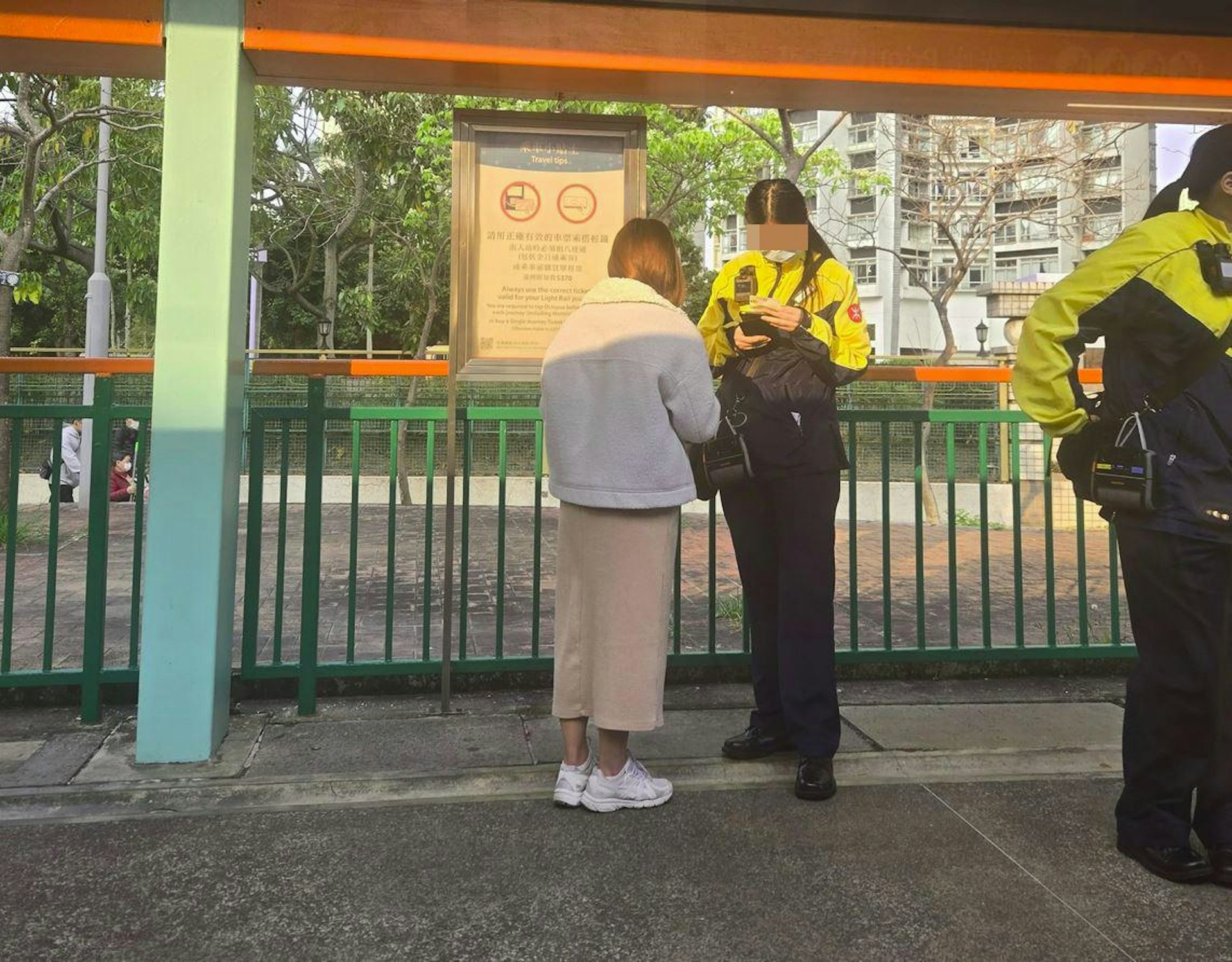 輕鐵站月台有多名港鐵職員查票,並有多名後生女生被職員登記身份證資料。(yan_hahaha/threads圖片) 輕鐵站月台有多名港鐵職員查票,並有多名後生女生被職員登記身份證資料。(yan_hahaha/threads圖片)