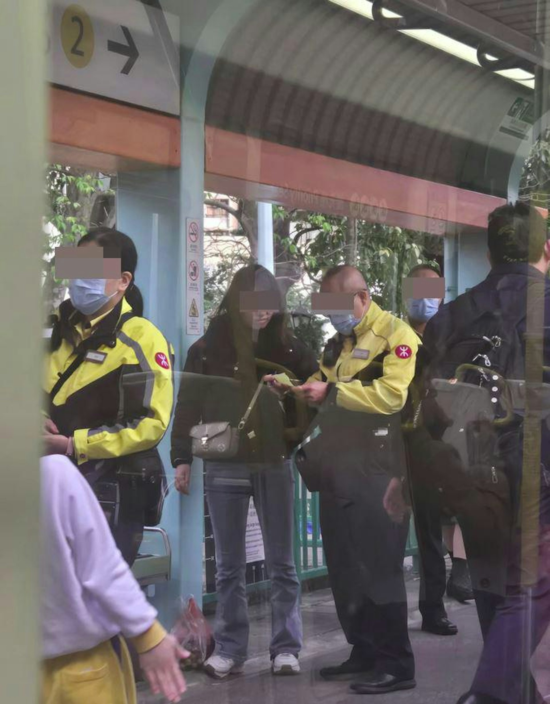 輕鐵站月台有多名港鐵職員查票,並有多名後生女生被職員登記身份證資料。(yan_hahaha/threads圖片) 輕鐵站月台有多名港鐵職員查票,並有多名後生女生被職員登記身份證資料。(yan_hahaha/threads圖片)