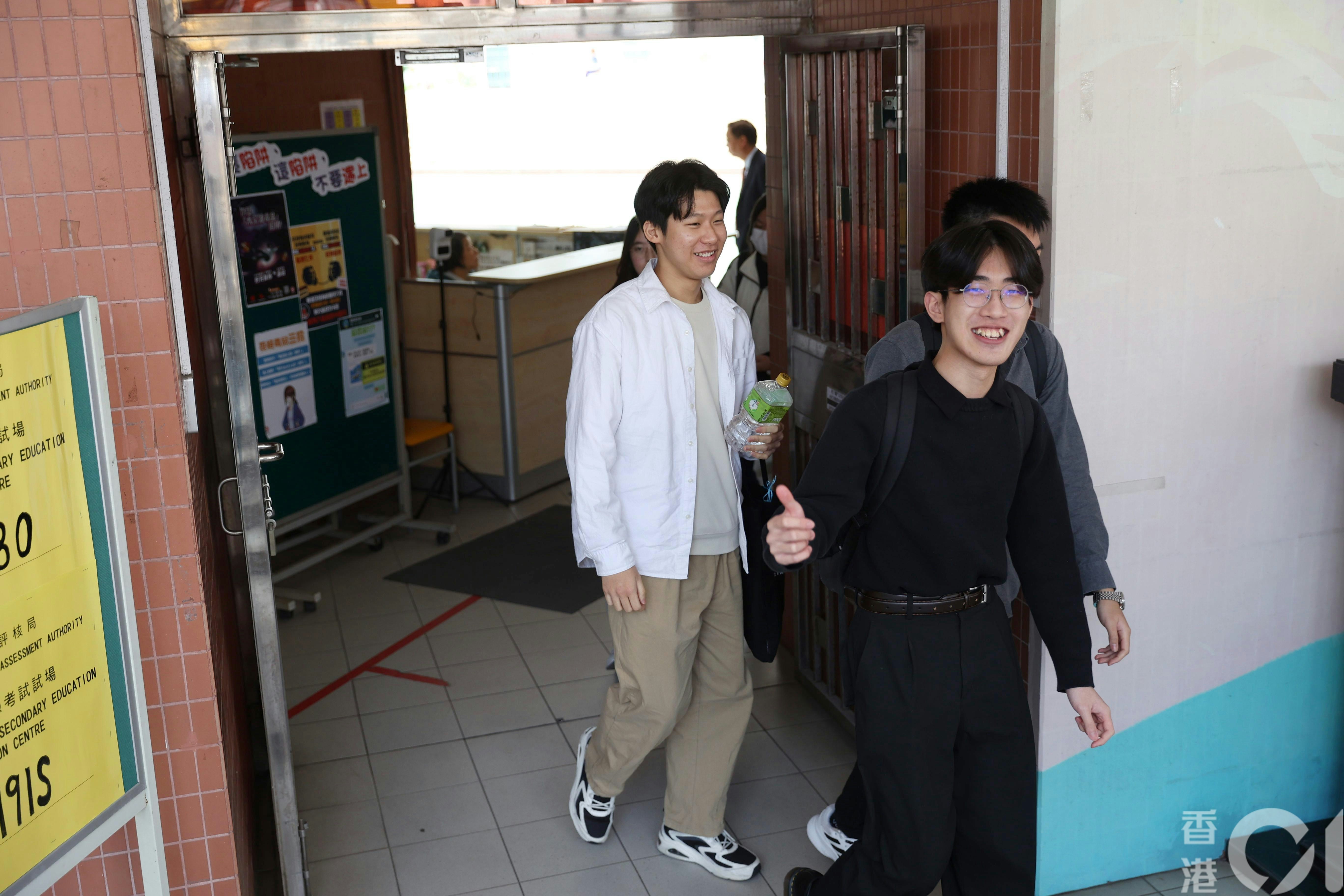 文憑試中文閱讀及寫作卷今日（2日）開考。(鄭子峰攝)
