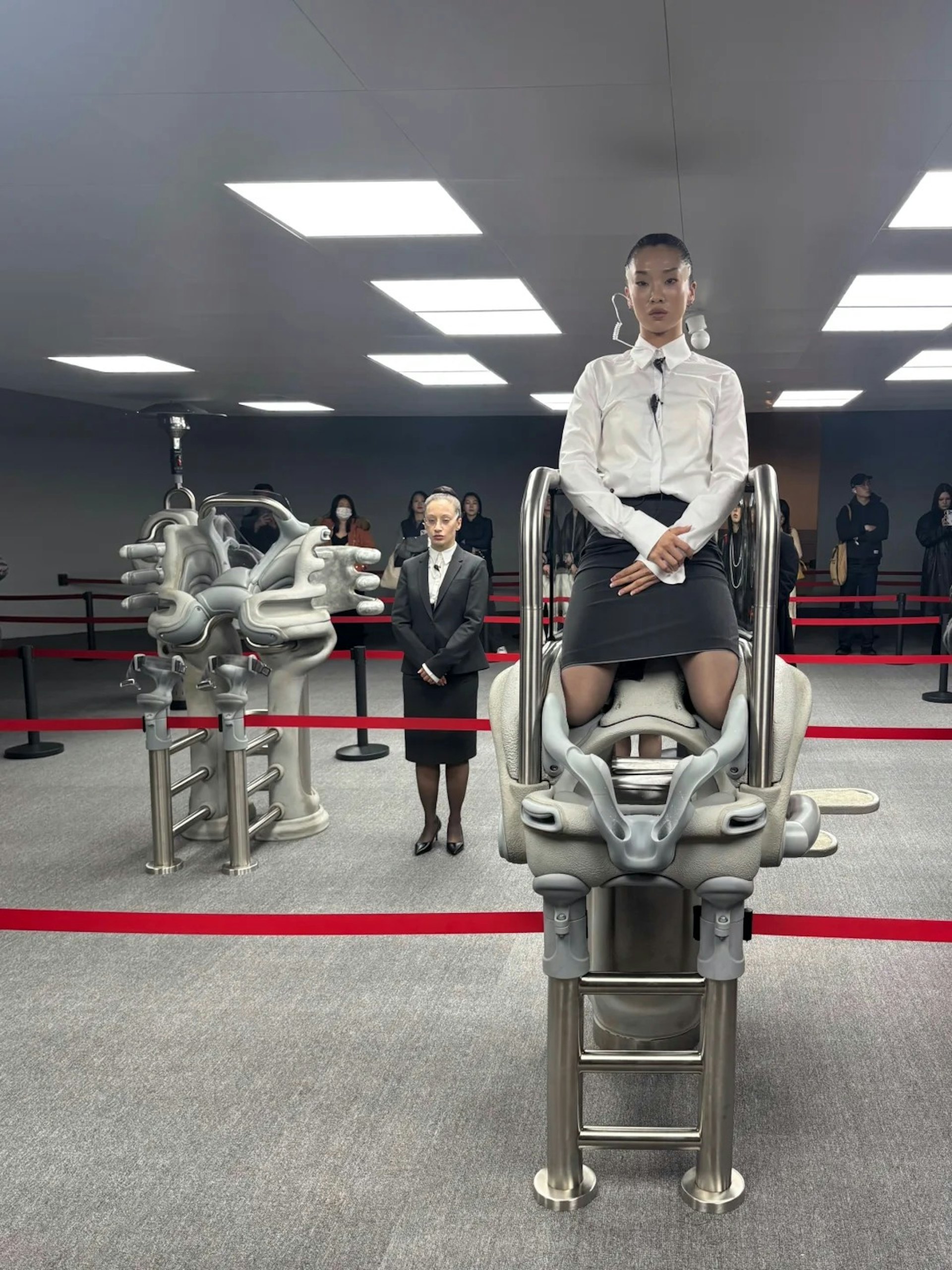 瑞典藝術家安娜·烏登伯格(Anna Uddenberg)上海《超級經濟艙》(Premium Economy)展現場圖(圖片來源:小紅書用戶zyiiiix) 瑞典藝術家安娜·烏登伯格(Anna Uddenberg)上海《超級經濟艙》(Premium Economy)展現場圖(圖片來源:小紅書用戶zyiiiix)