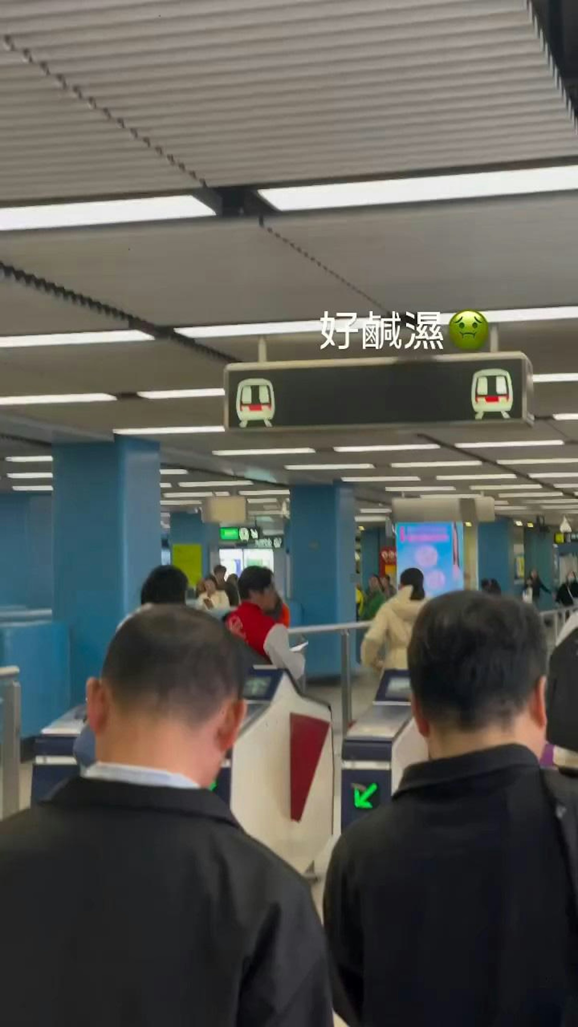 網民上傳影片,由閘機位置拍攝,見到有名港鐵職員藏於柱後,不時偷看閘機方向。(Threads影片截圖) 網民上傳影片,由閘機位置拍攝,見到有名港鐵職員藏於柱後,不時偷看閘機方向。(Threads影片截圖)