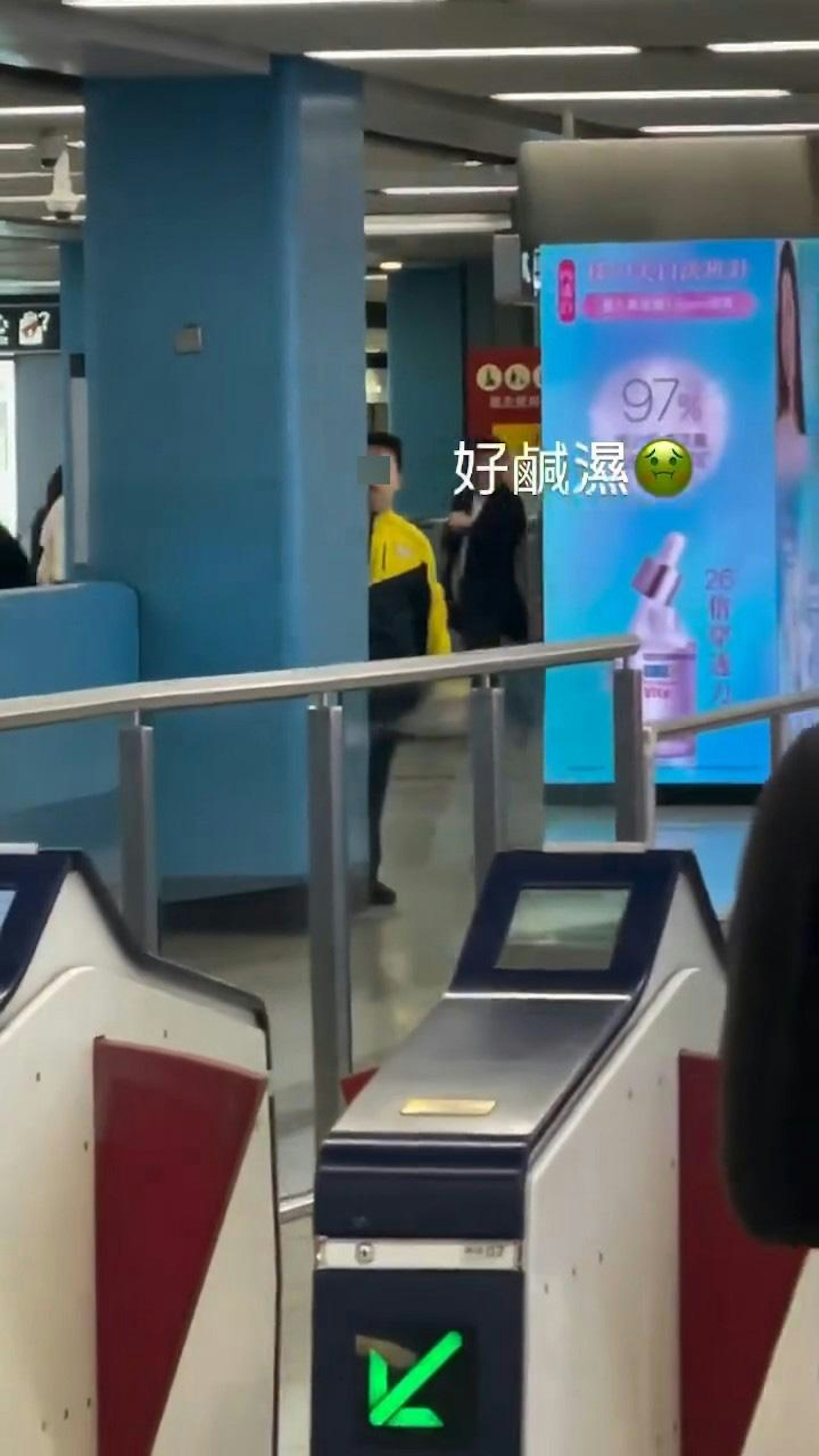 網民上傳影片,由閘機位置拍攝,見到有名港鐵職員藏於柱後,不時偷看閘機方向。(Threads影片截圖) 網民上傳影片,由閘機位置拍攝,見到有名港鐵職員藏於柱後,不時偷看閘機方向。(Threads影片截圖)