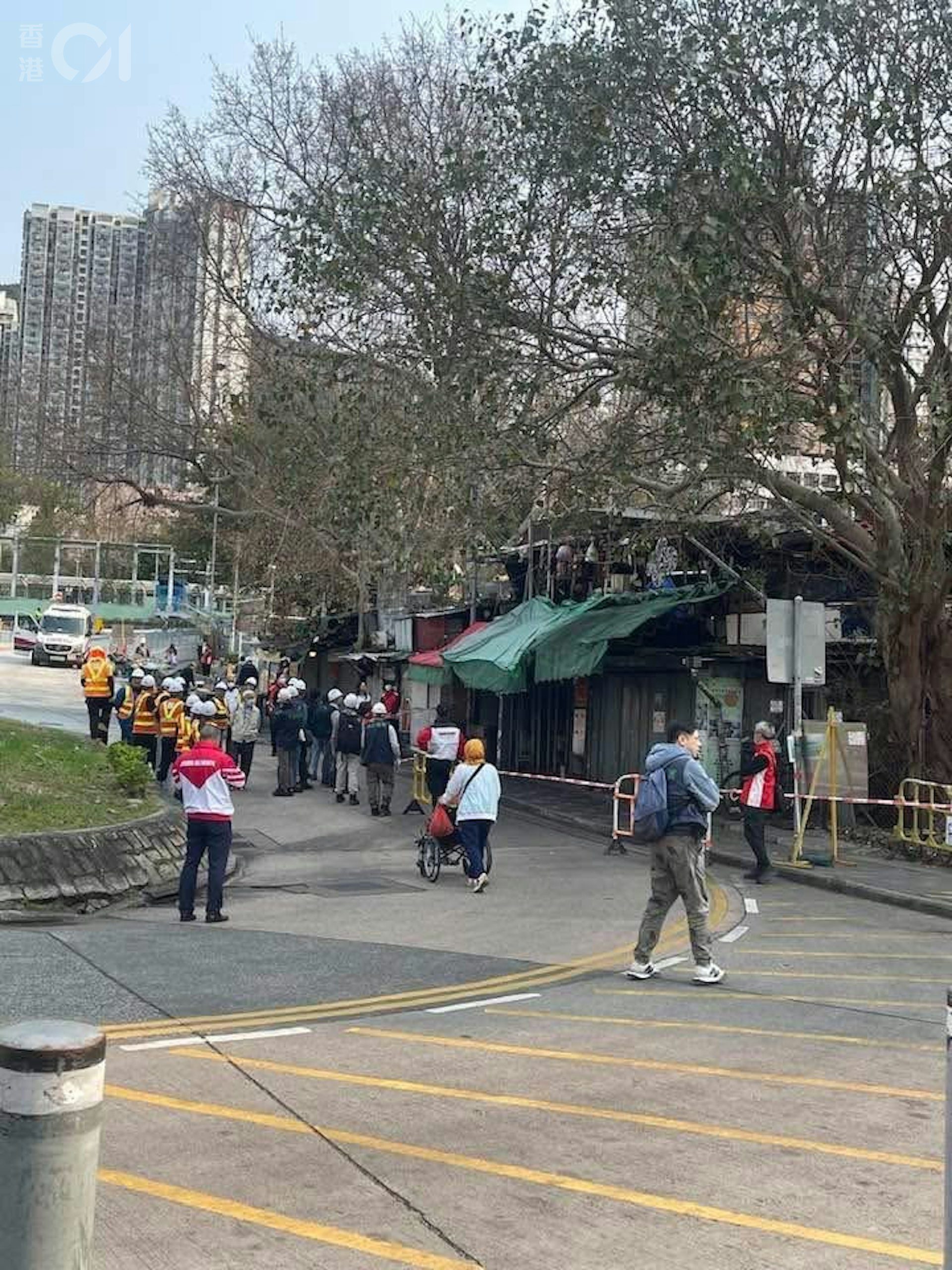 地政總署今早派人到位於黃大仙寮屋區的竹園村展開遷拆行動,不少居民被趕走後感到不滿,更一度發生衝突。(讀者提供) 地政總署今早派人到位於黃大仙寮屋區的竹園村展開遷拆行動,不少居民被趕走後感到不滿,更一度發生衝突。(讀者提供)