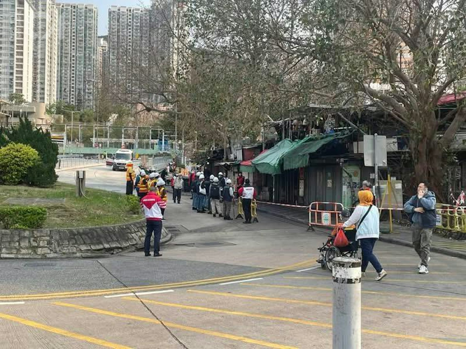 地政總署今早派人到位於黃大仙寮屋區的竹園村展開遷拆行動,不少居民被趕走後感到不滿,更一度發生衝突。(讀者提供) 地政總署今早派人到位於黃大仙寮屋區的竹園村展開遷拆行動,不少居民被趕走後感到不滿,更一度發生衝突。(讀者提供)
