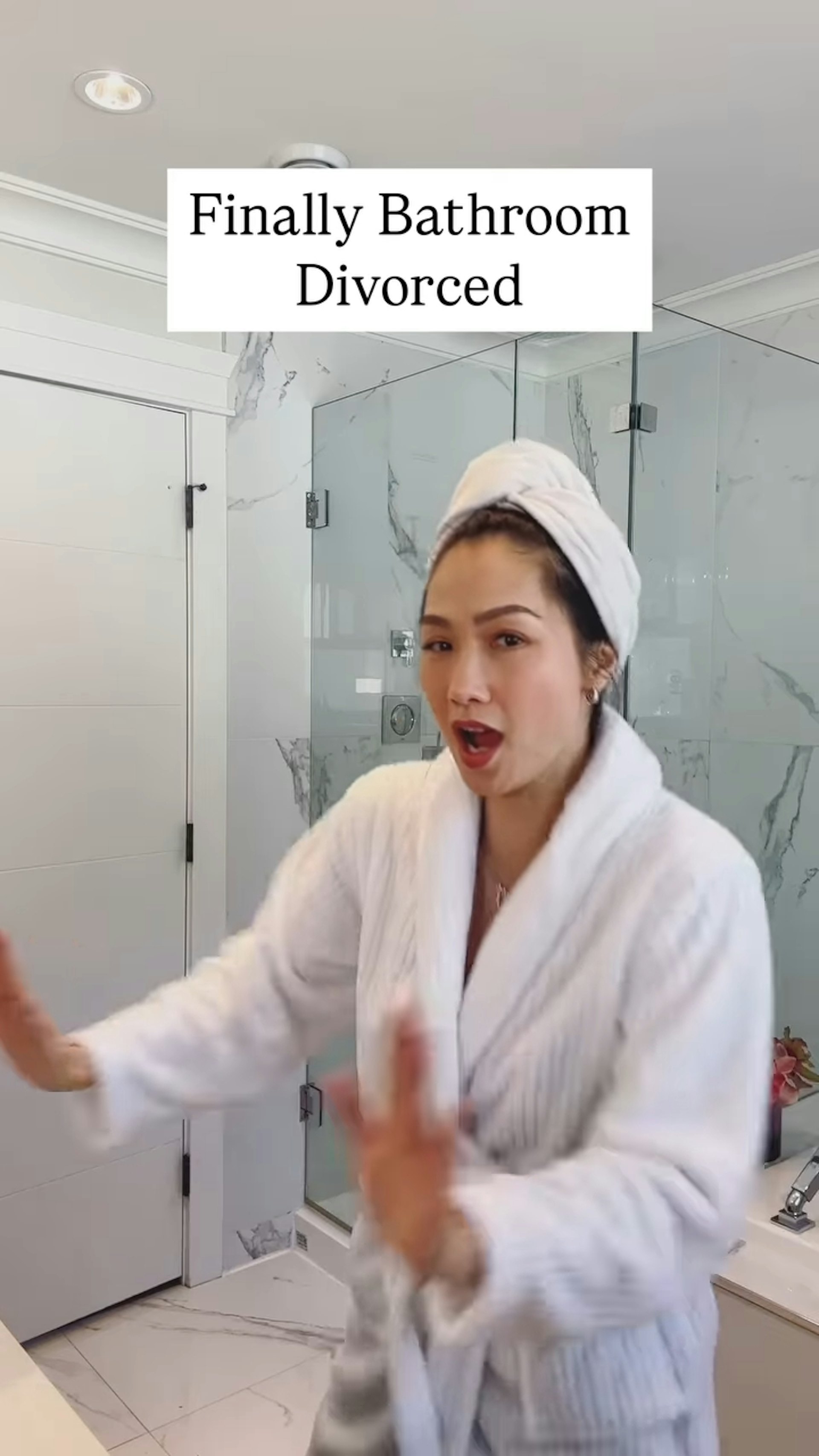 原來她只是宣布「Bathroom divorced」,即兩夫妻分開使用浴室。(影片截圖)