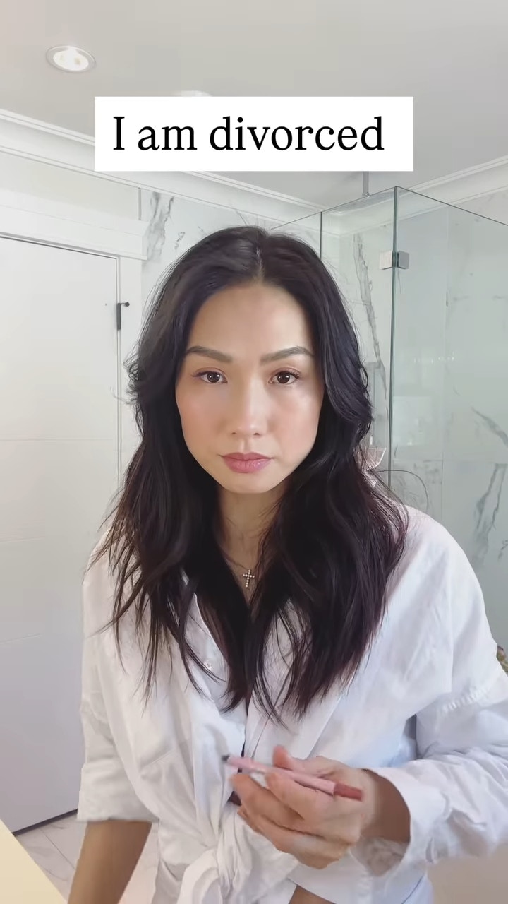 一臉嚴肅。（影片截圖）