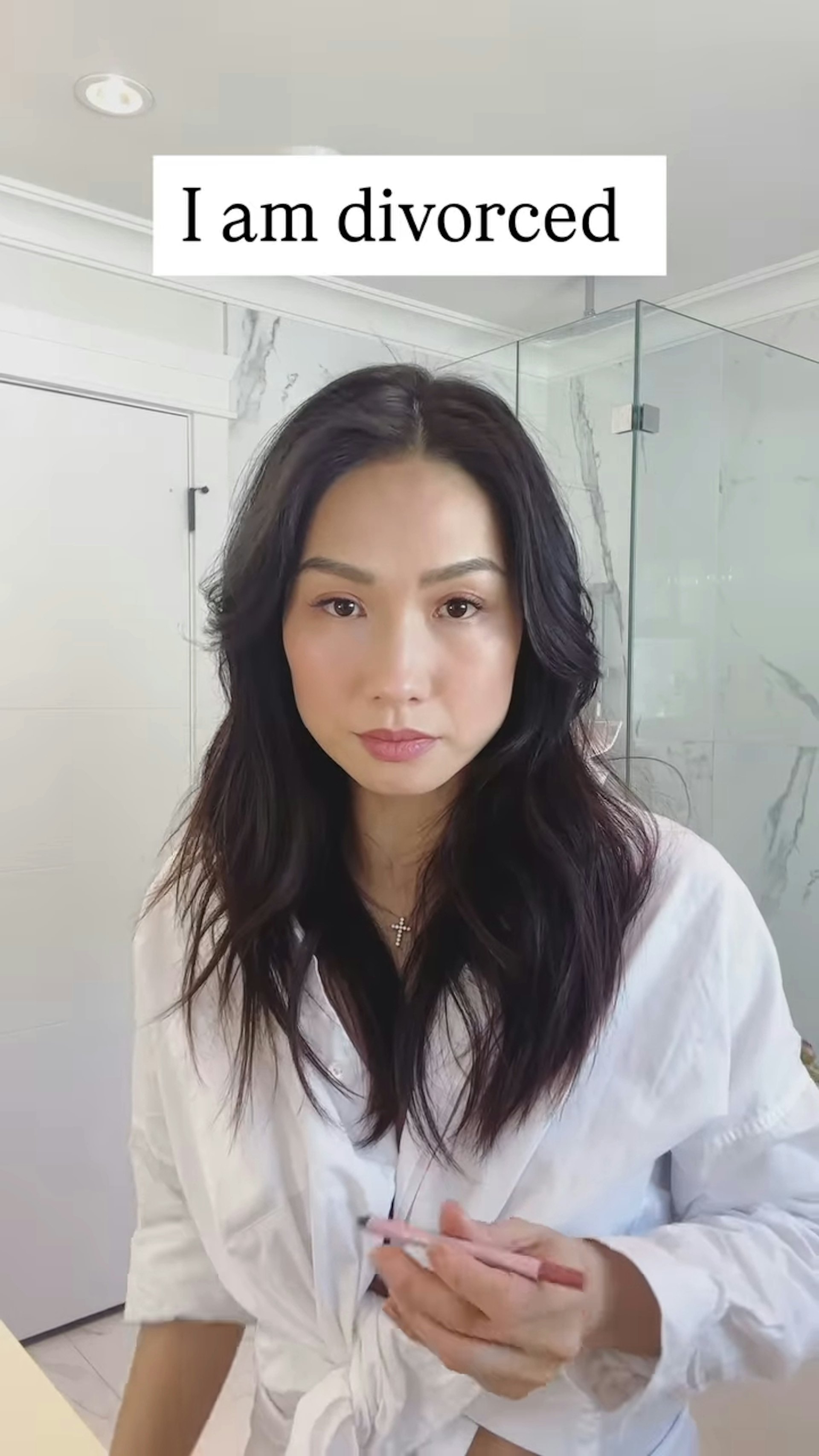 一臉嚴肅。(影片截圖)