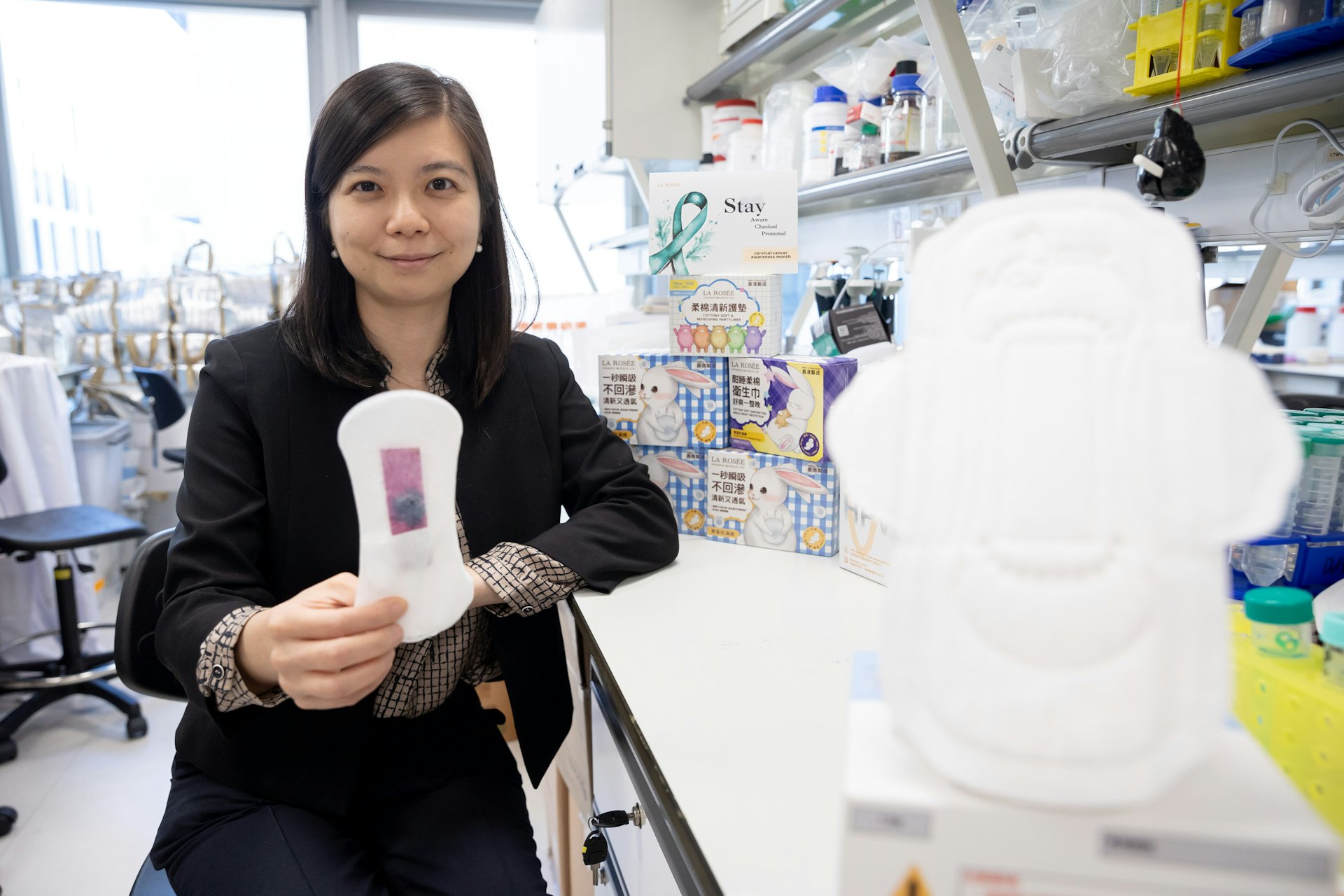 出生於香港中文大學生物化學系的蔡佩樺博士,在五年前創立了生物科技公司WomenX Biotech Limited,並推出首款香港製造衛生巾La Rosée。(夏家朗攝) 出生於香港中文大學生物化學系的蔡佩樺博士,在五年前創立了生物科技公司WomenX Biotech Limited,並推出首款香港製造衛生巾La Rosée。(夏家朗攝)