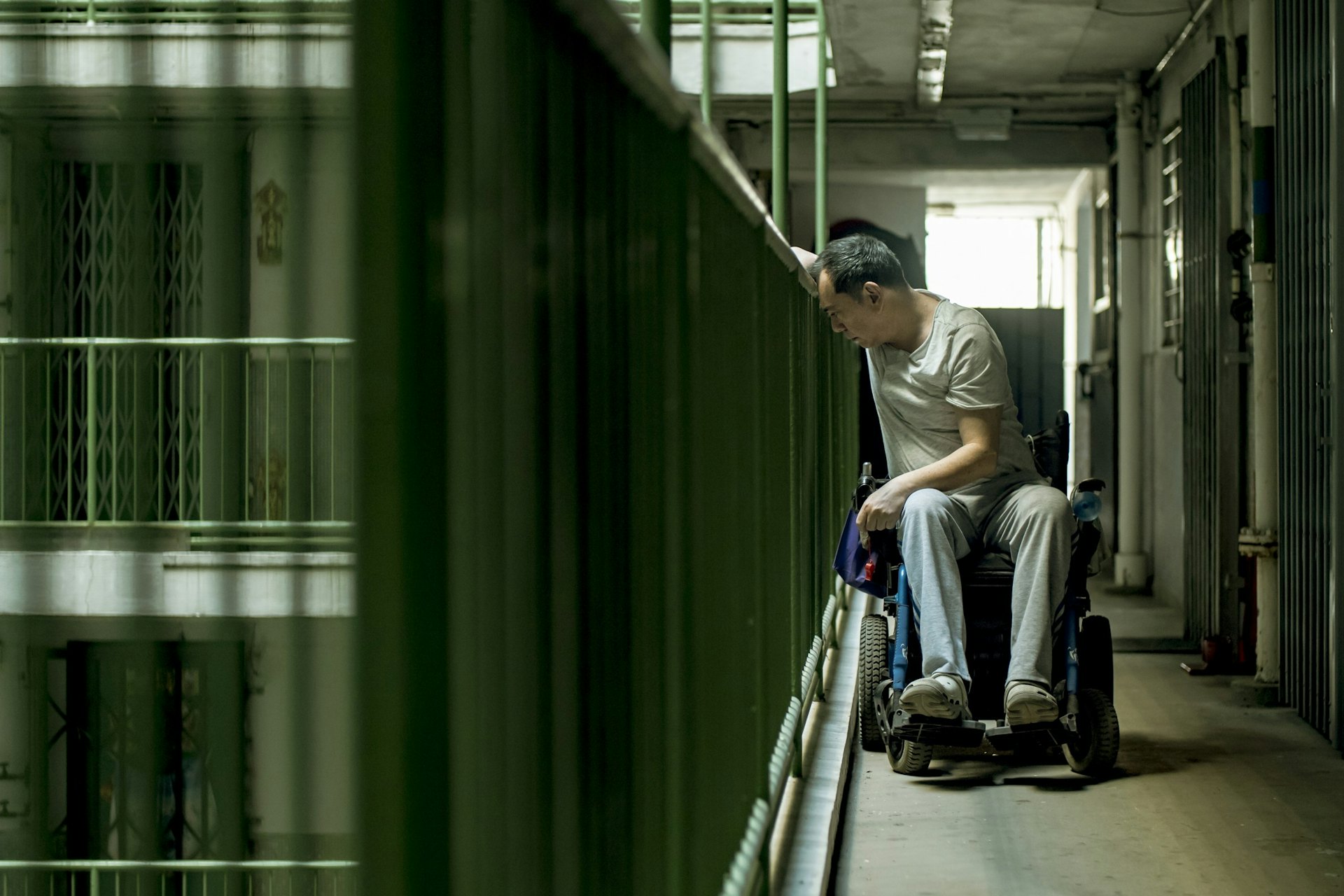 男病人沒有跟足醫生建議,其後因重度睡眠呼吸中止症而中風坐輪椅。(《淪落人》電影劇照) 男病人沒有跟足醫生建議,其後因重度睡眠呼吸中止症而中風坐輪椅。(《淪落人》電影劇照)