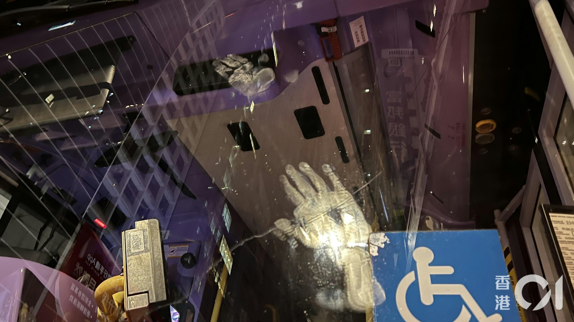 巴士車頭擋風玻璃被打到出現約兩呎直徑的圓形裂痕。(李家傑攝)