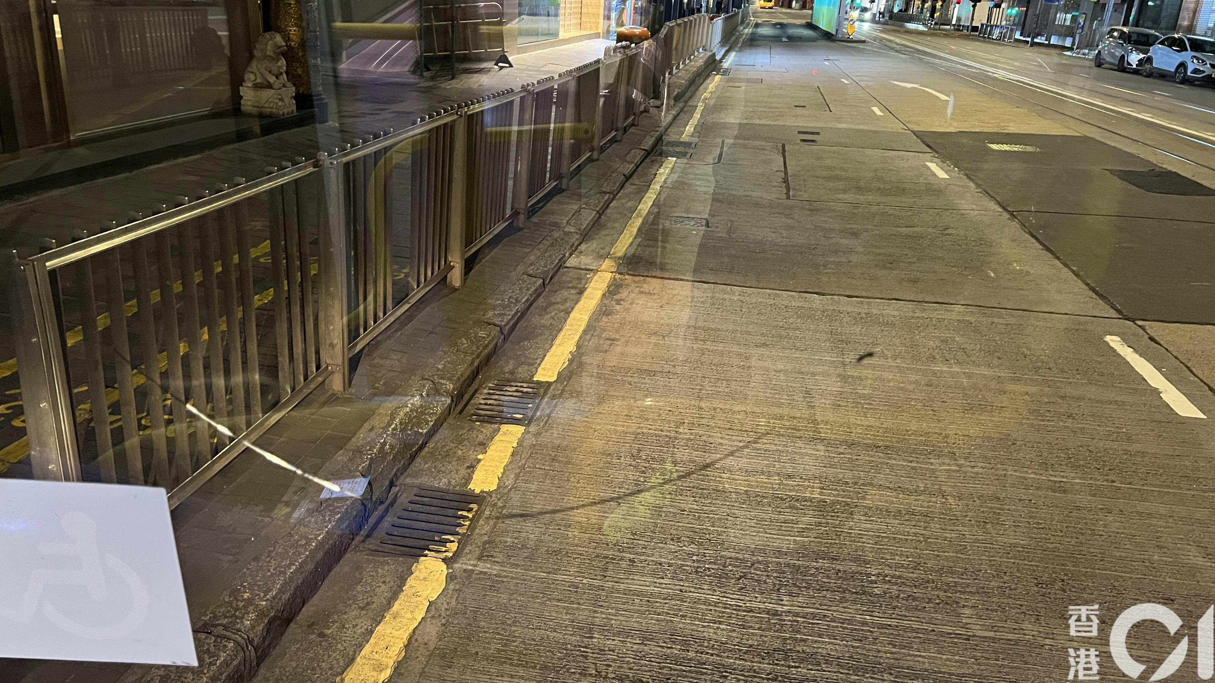 巴士車頭擋風玻璃被打到出現約兩呎直徑的圓形裂痕。（李家傑攝）