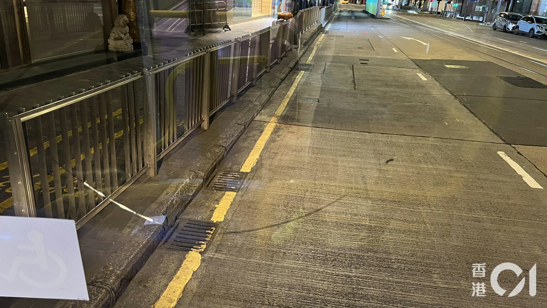 巴士車頭擋風玻璃被打到出現約兩呎直徑的圓形裂痕。(李家傑攝)