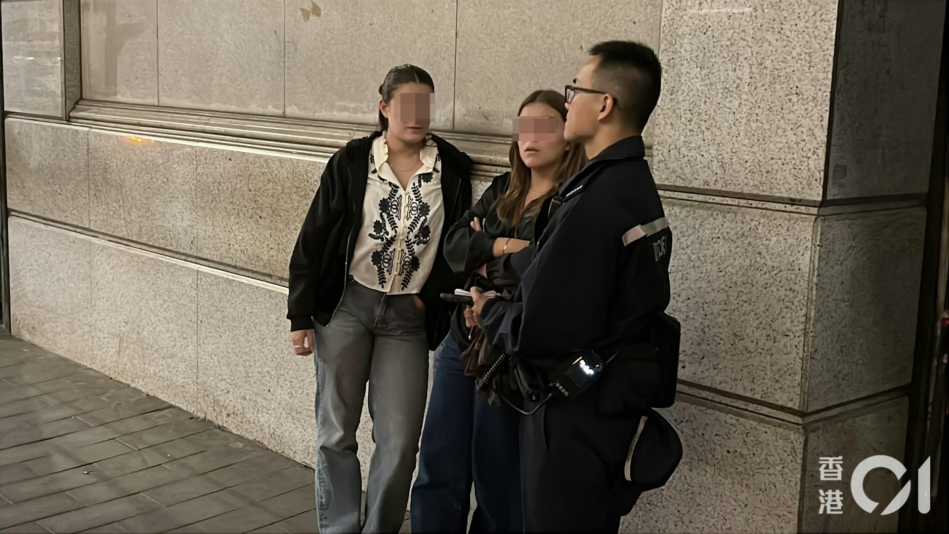 該兩名外籍女子沒有離開,在場協助警方調查。(李家傑攝)